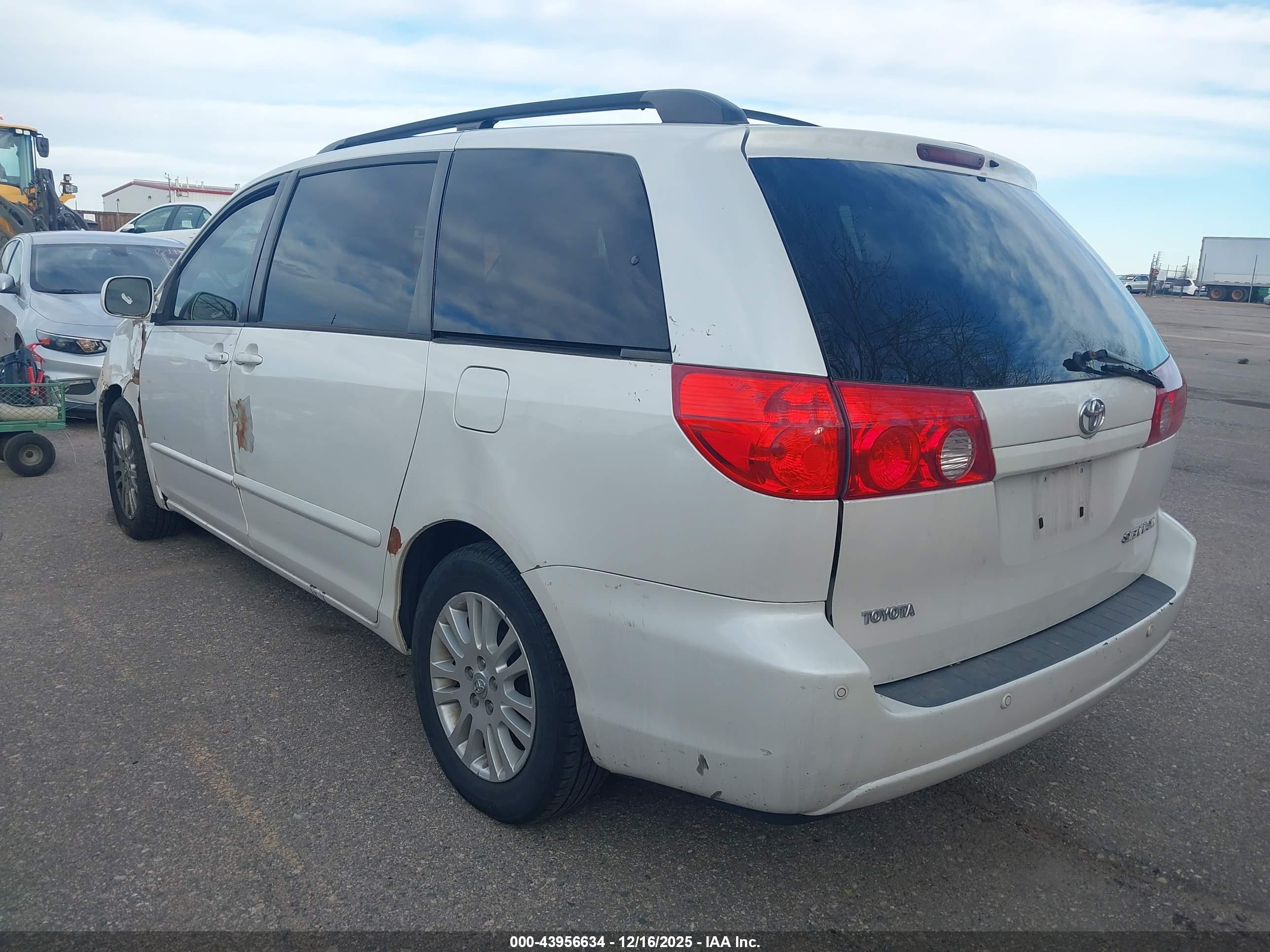 TOYOTA SIENNA image 3