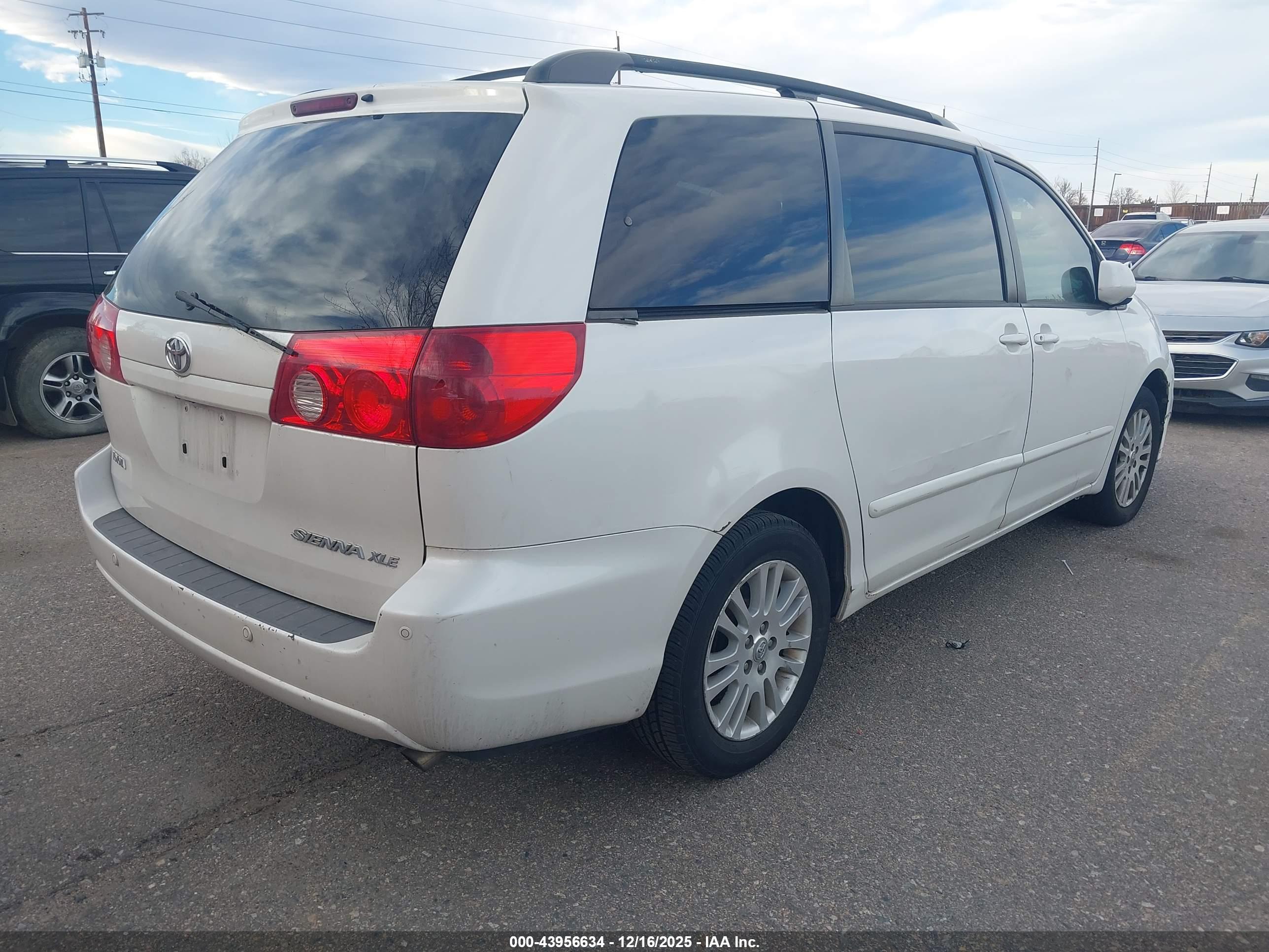 TOYOTA SIENNA image 4