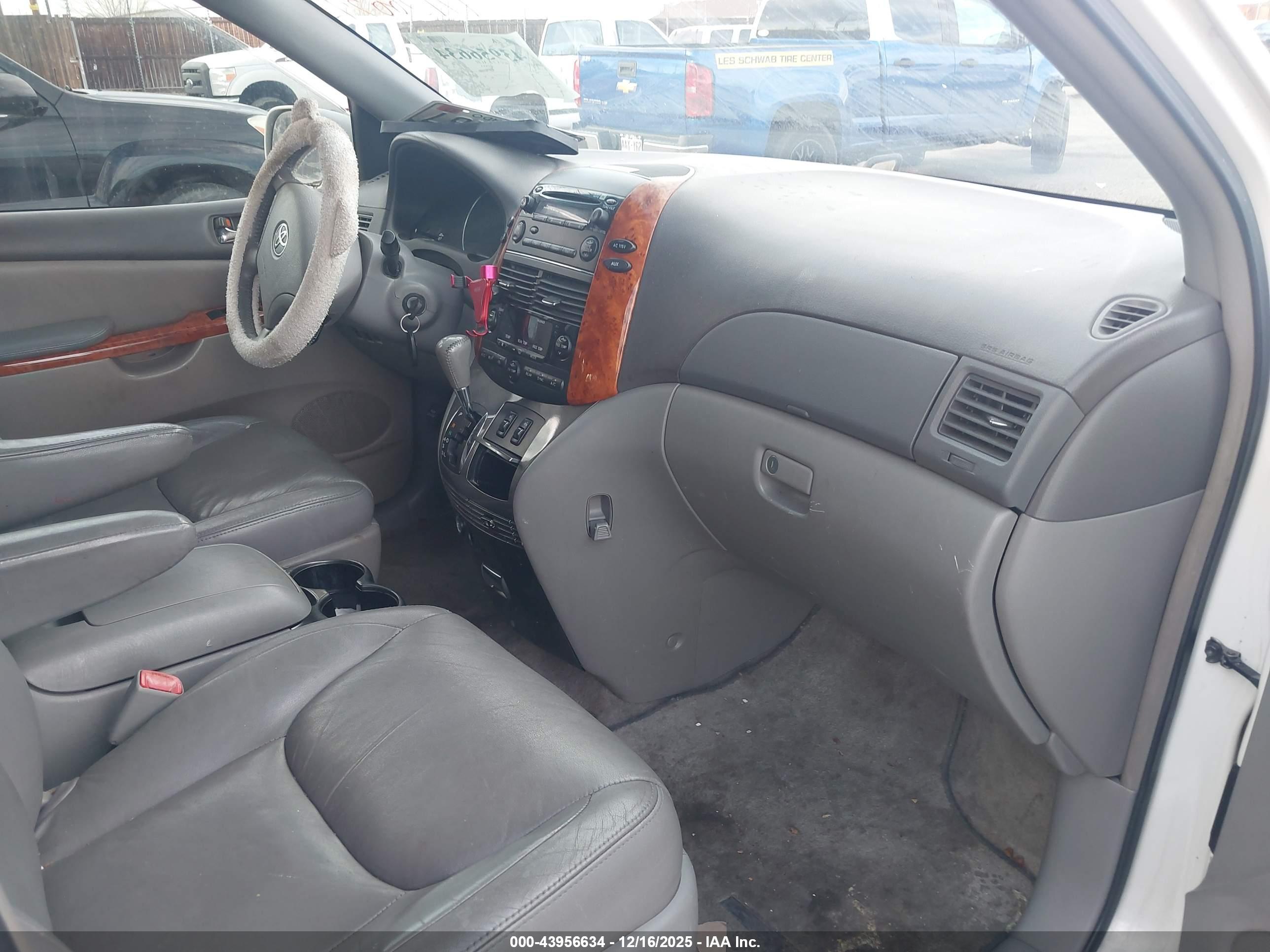 TOYOTA SIENNA image 5
