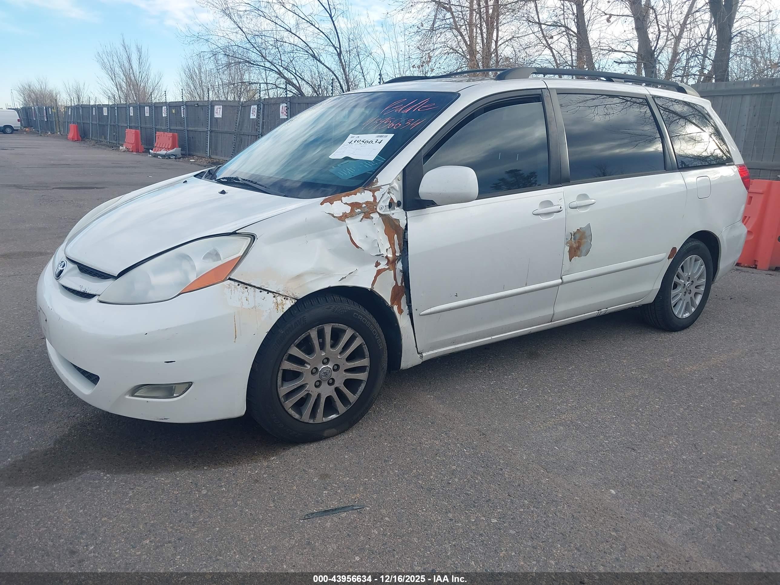 TOYOTA SIENNA image 6