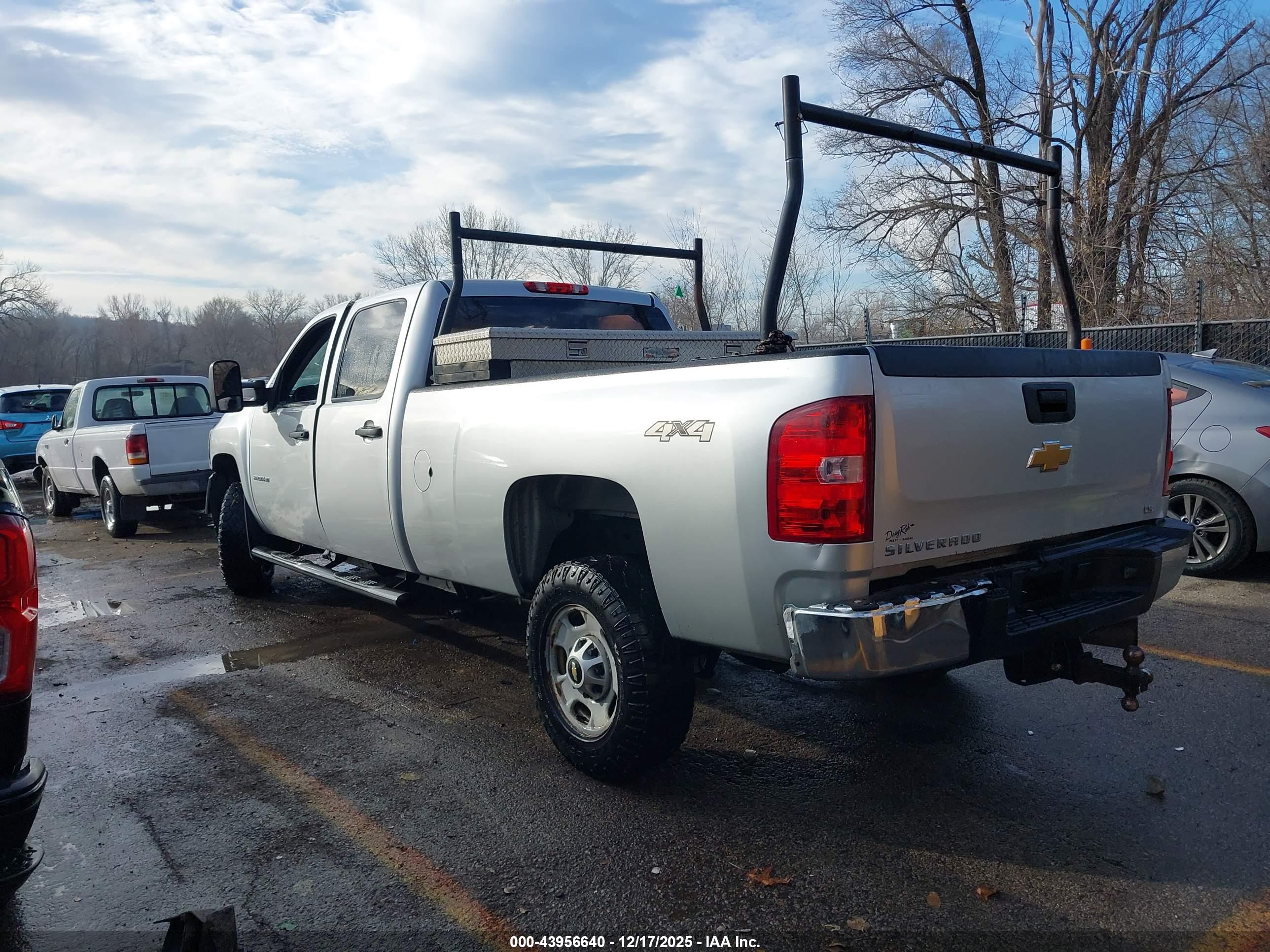 CHEVROLET SILVERADO image 3