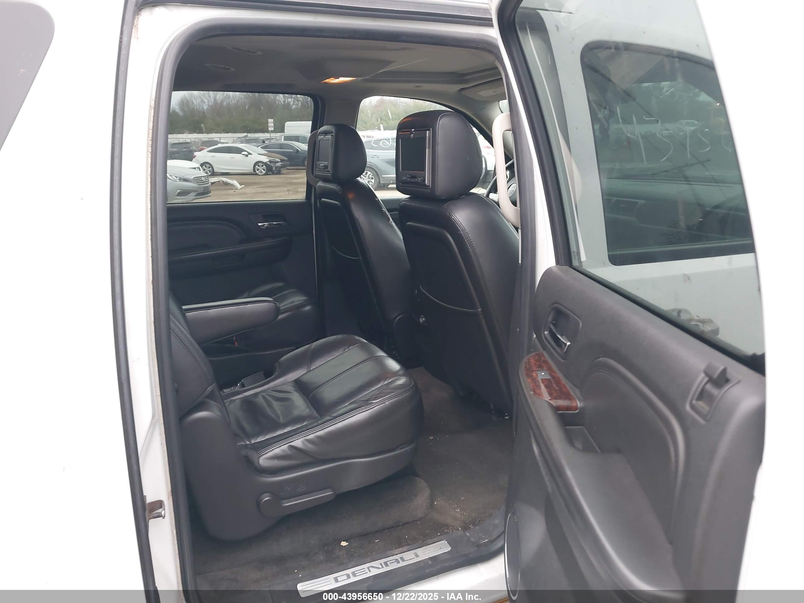 GMC YUKON image 8