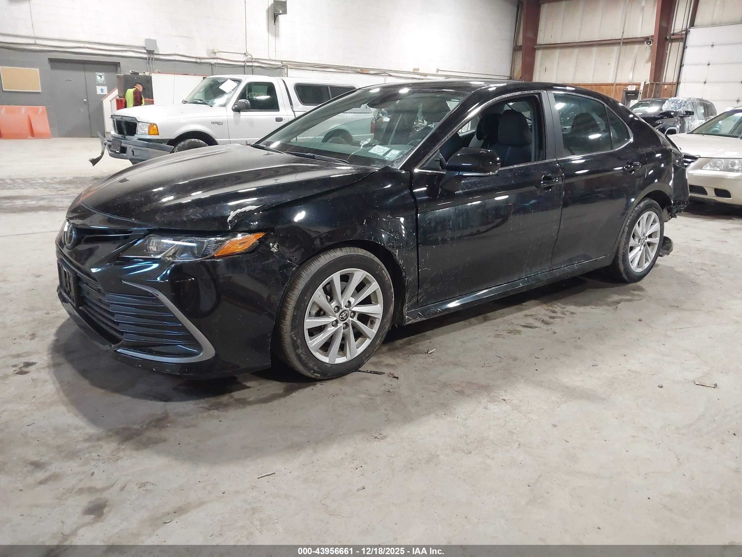 TOYOTA CAMRY image 2