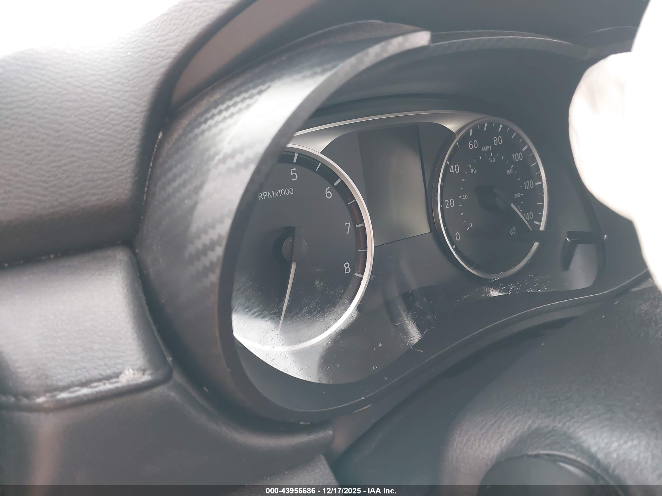 NISSAN VERSA image 7