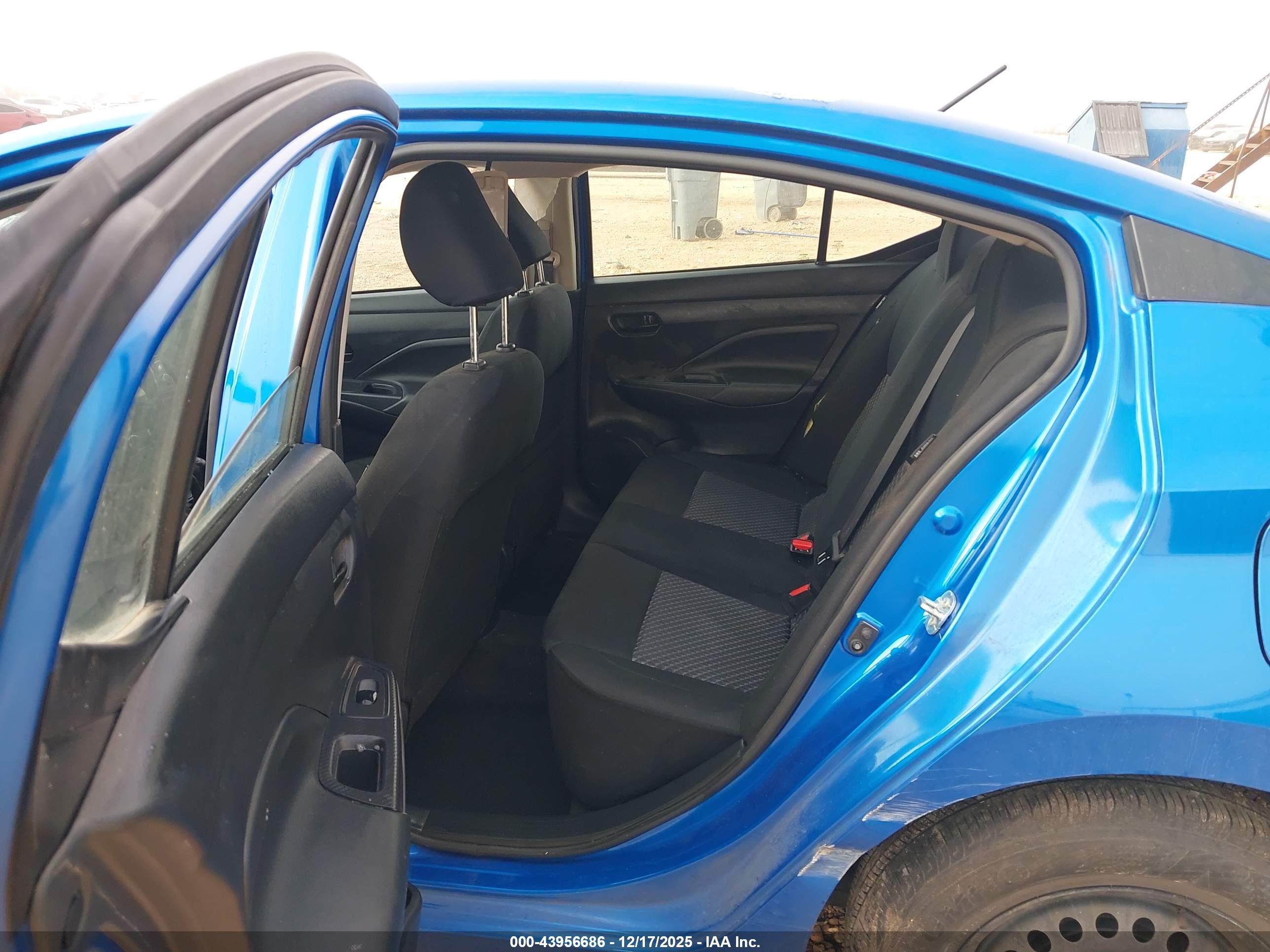NISSAN VERSA image 8