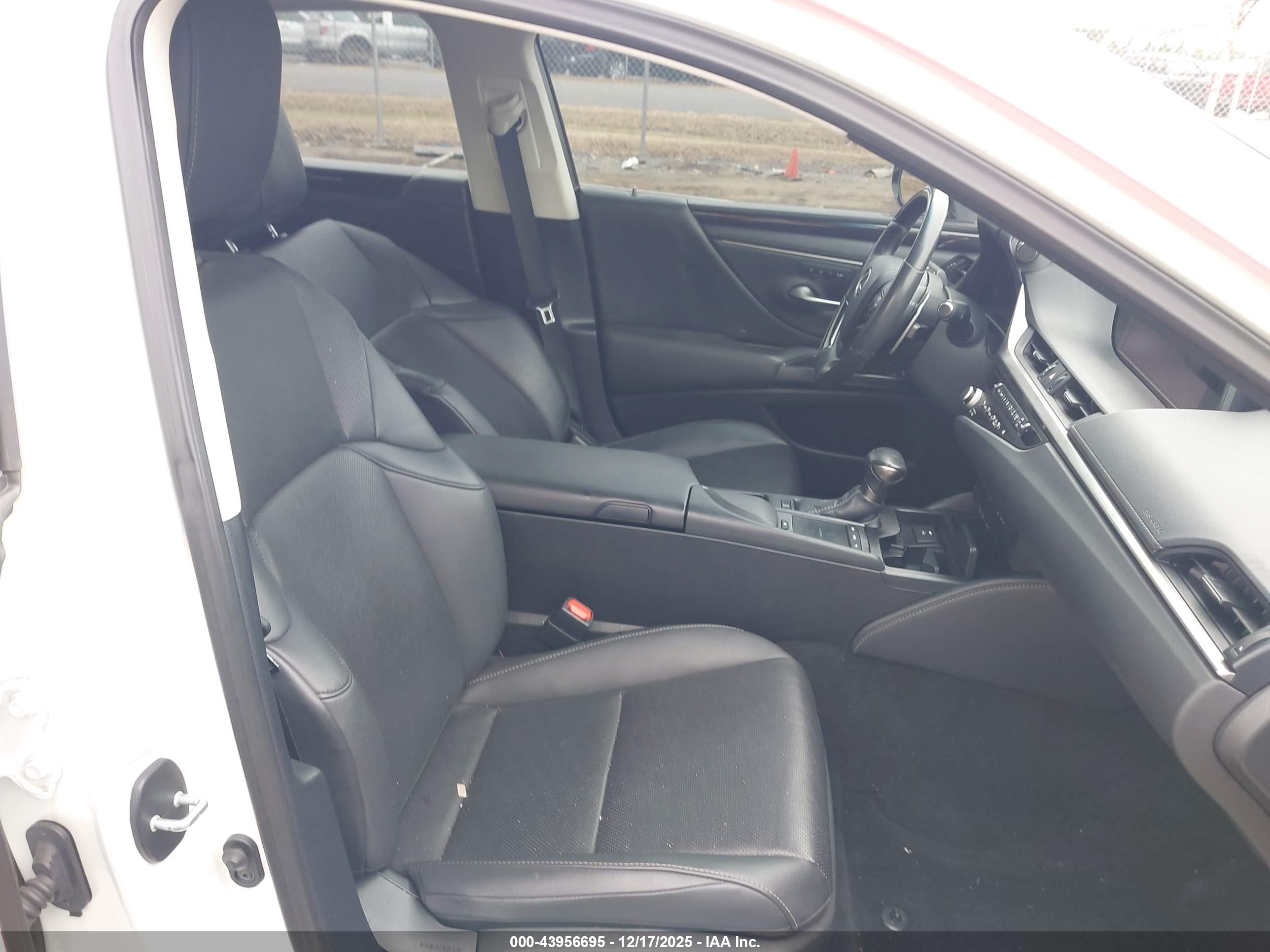 LEXUS ES image 5