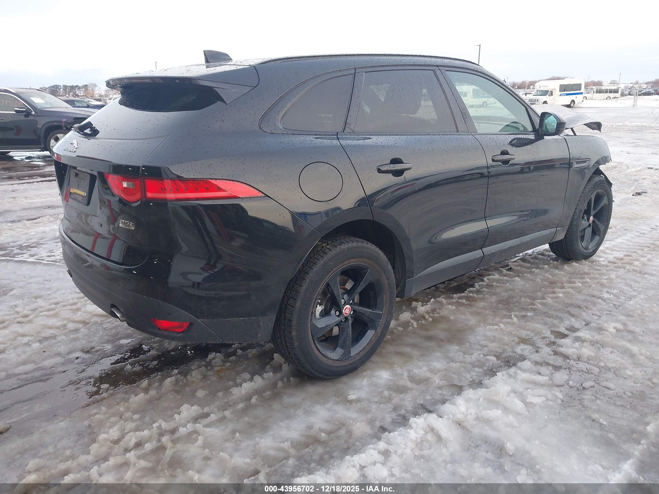 JAGUAR F-PACE image 4