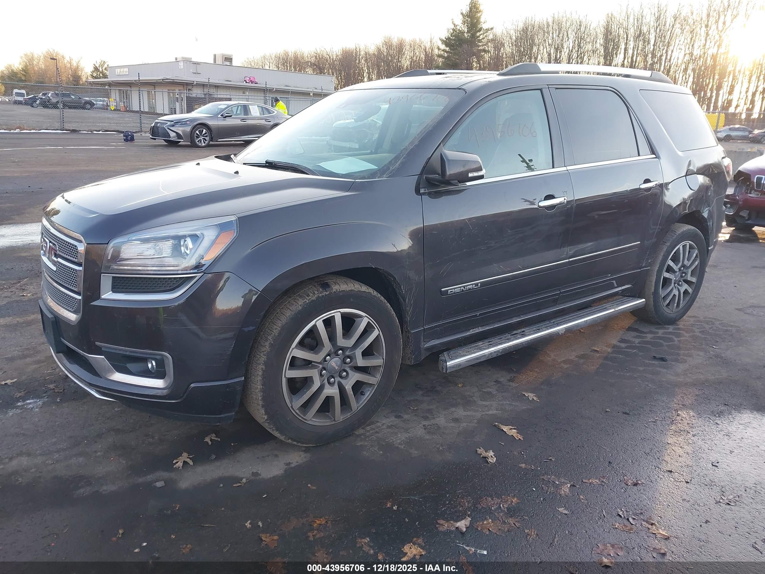 GMC ACADIA image 2
