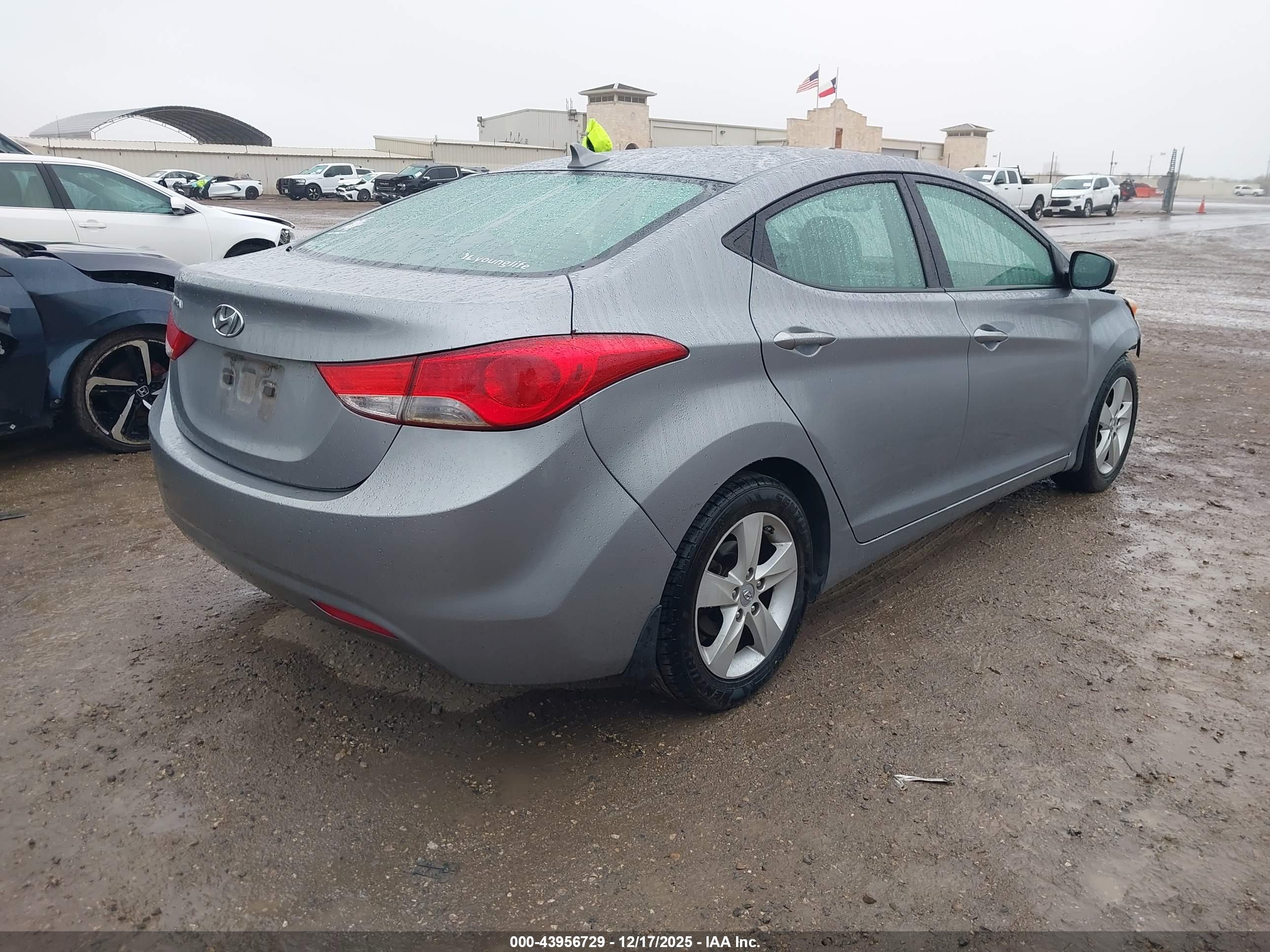 HYUNDAI ELANTRA image 4