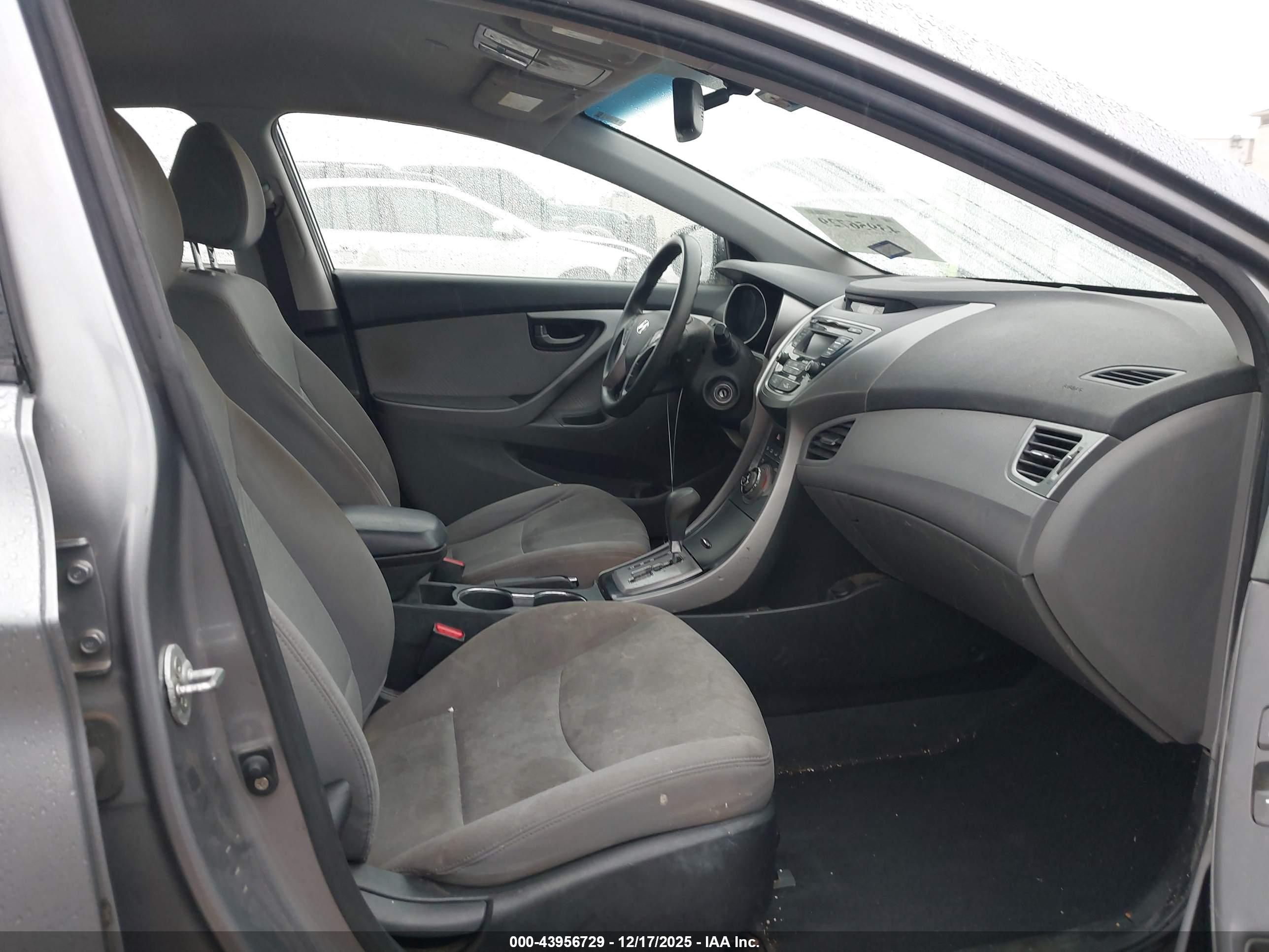 HYUNDAI ELANTRA image 5