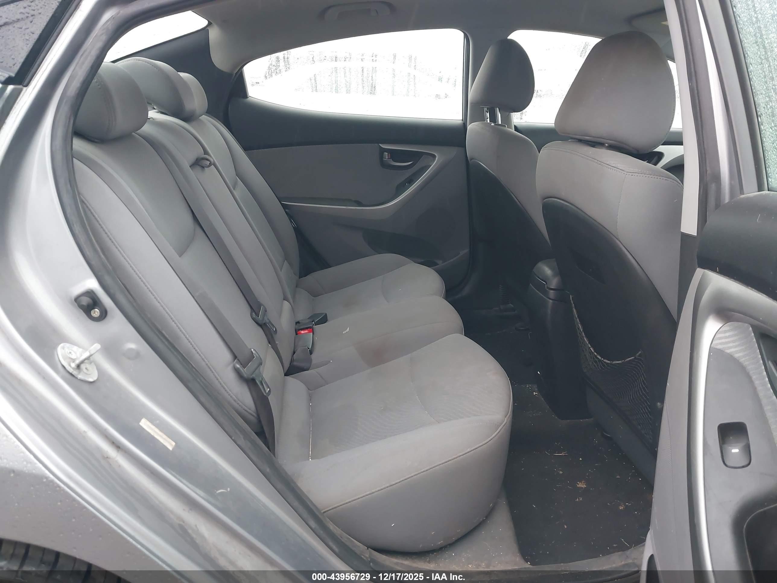 HYUNDAI ELANTRA image 8