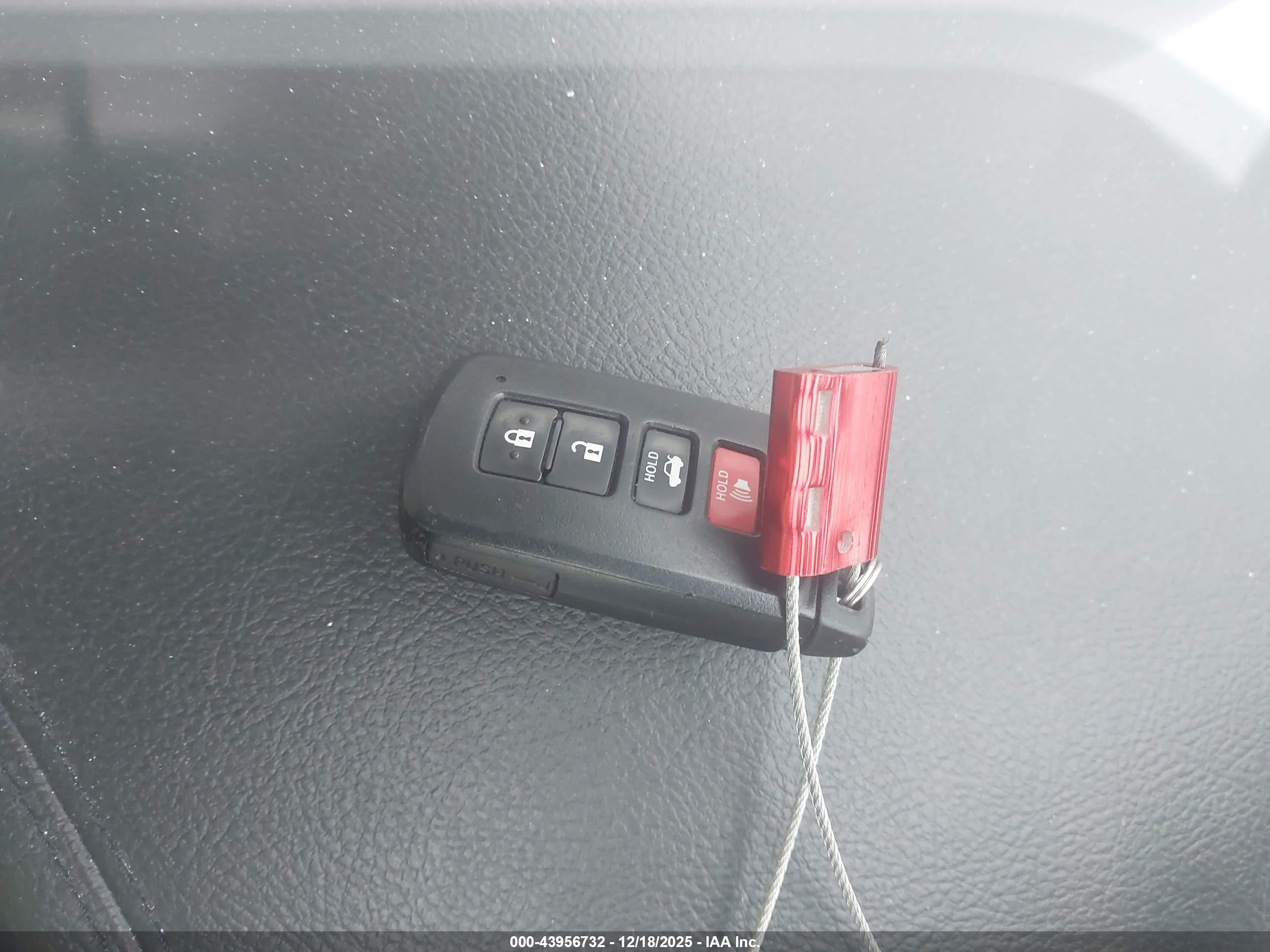 TOYOTA AVALON image 11