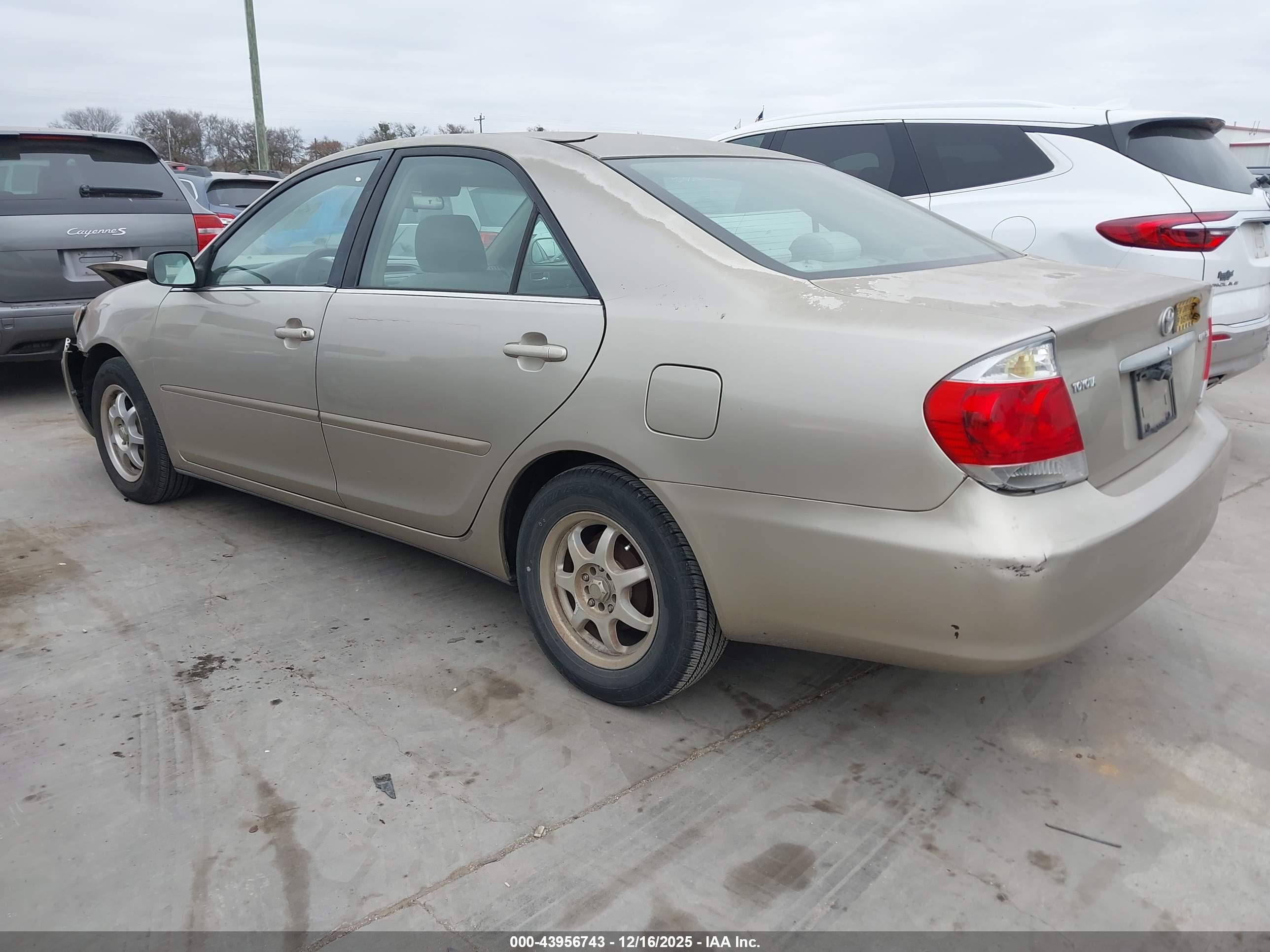 TOYOTA CAMRY image 3