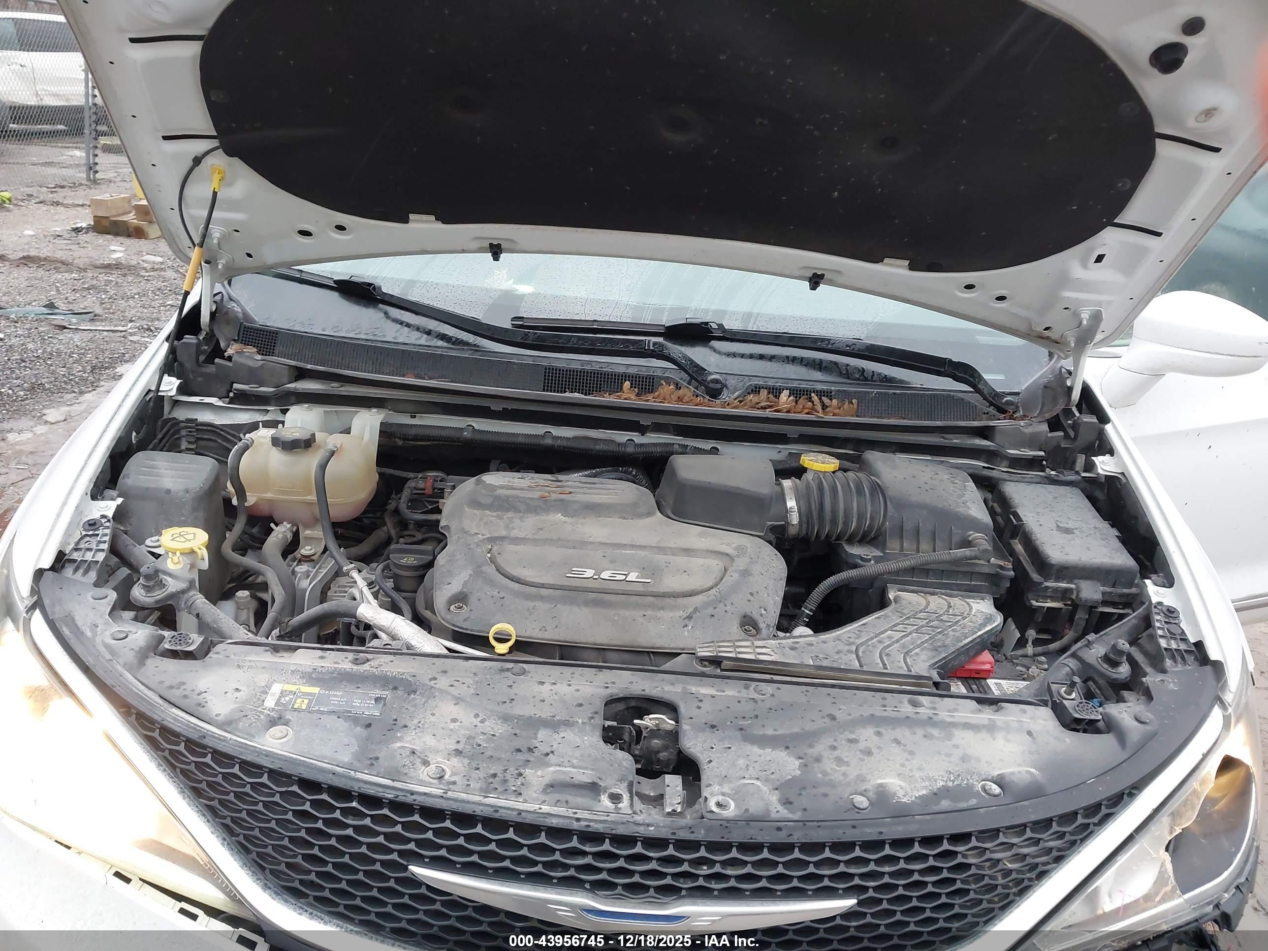 CHRYSLER PACIFICA image 10