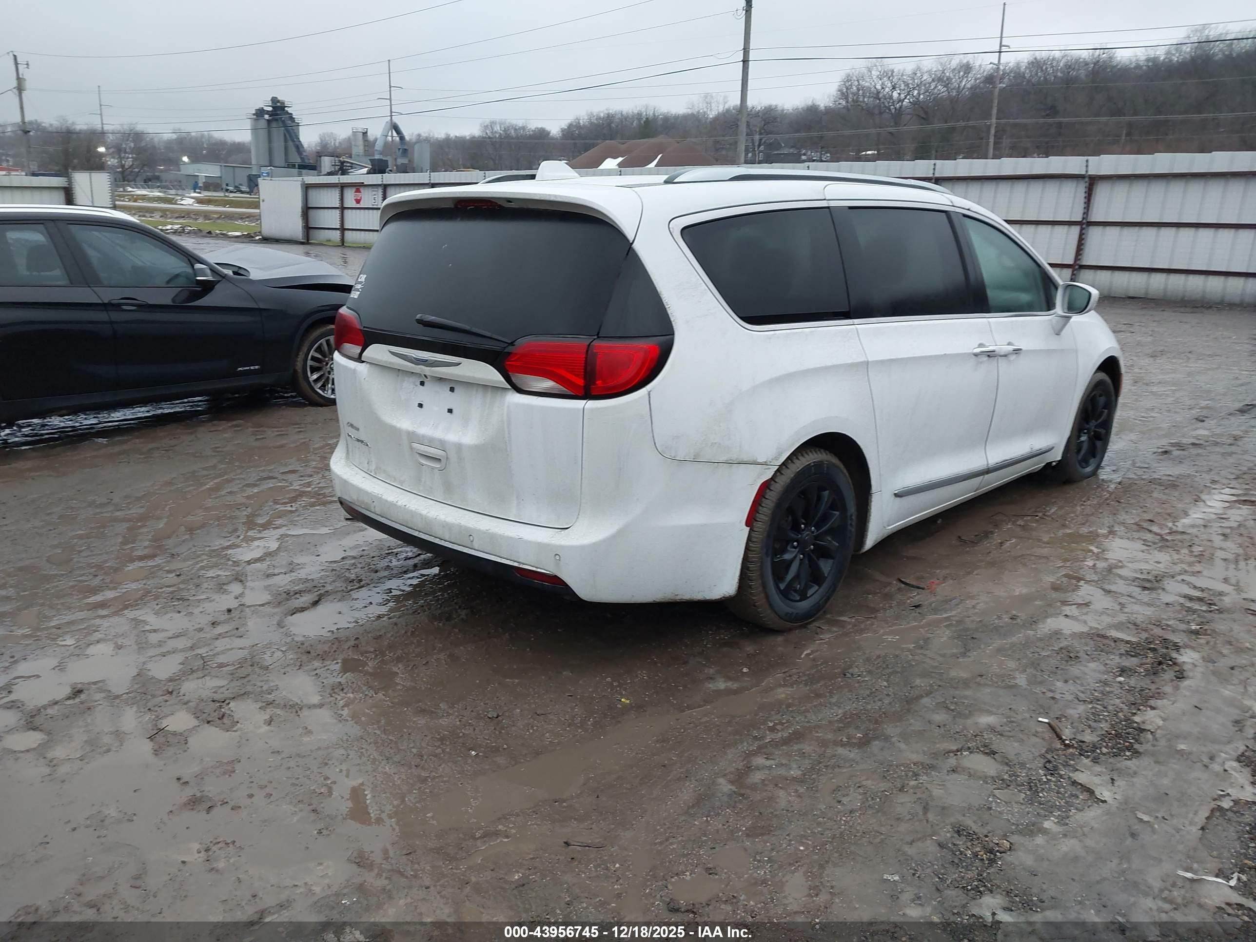 CHRYSLER PACIFICA image 4