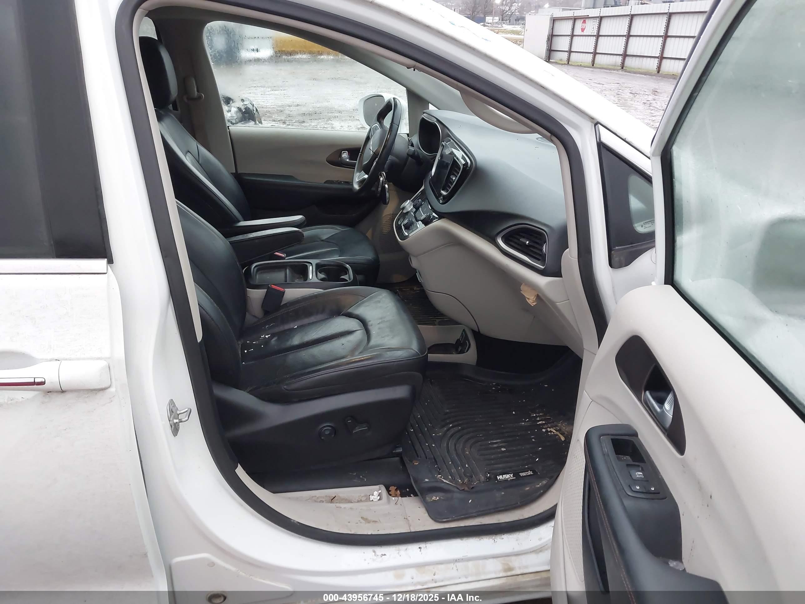 CHRYSLER PACIFICA image 5