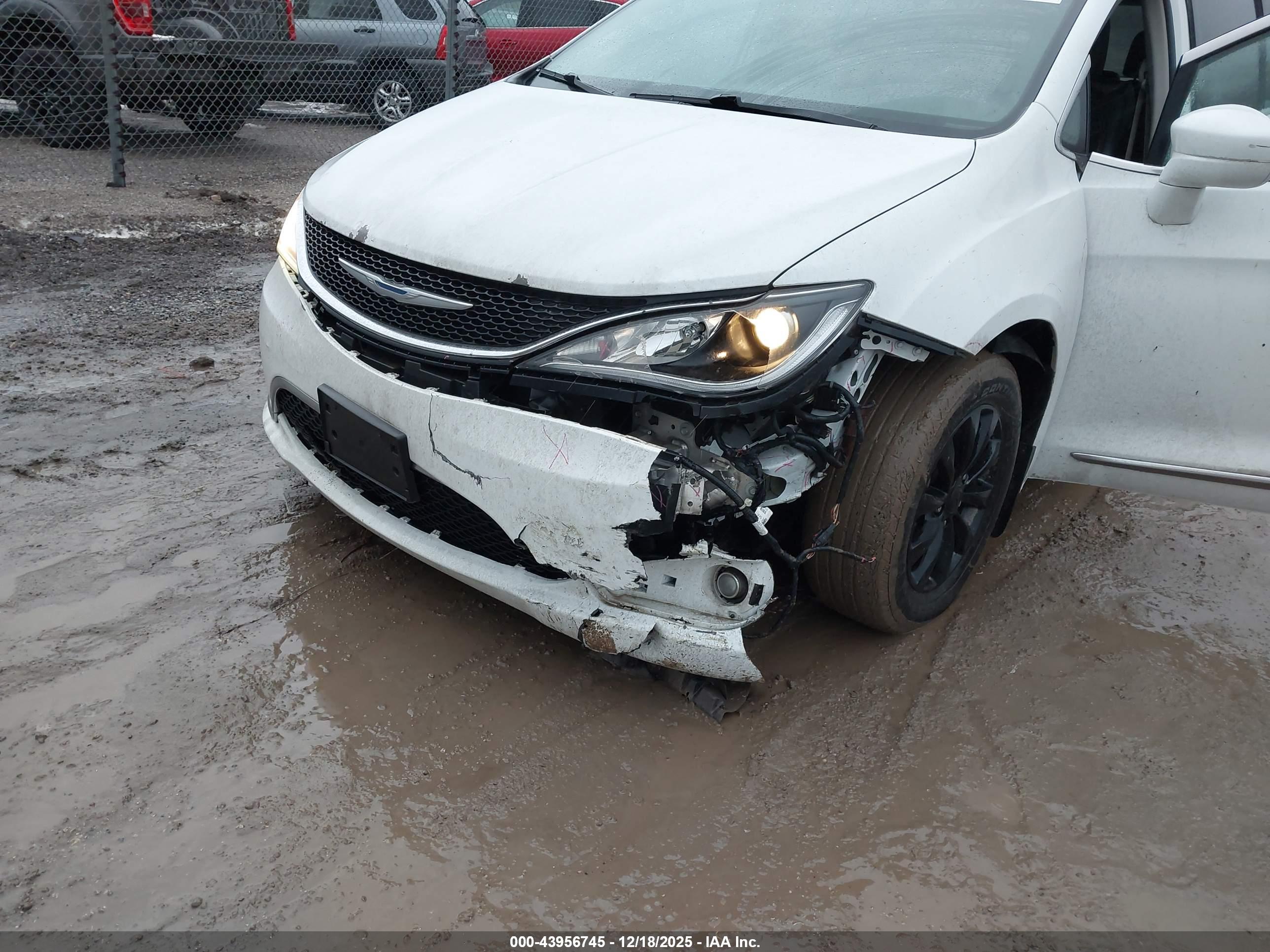 CHRYSLER PACIFICA image 6