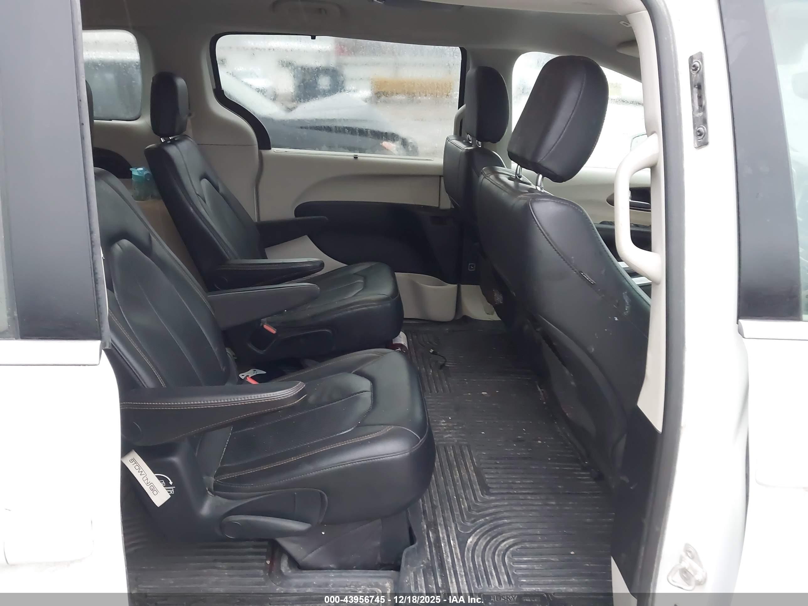 CHRYSLER PACIFICA image 8