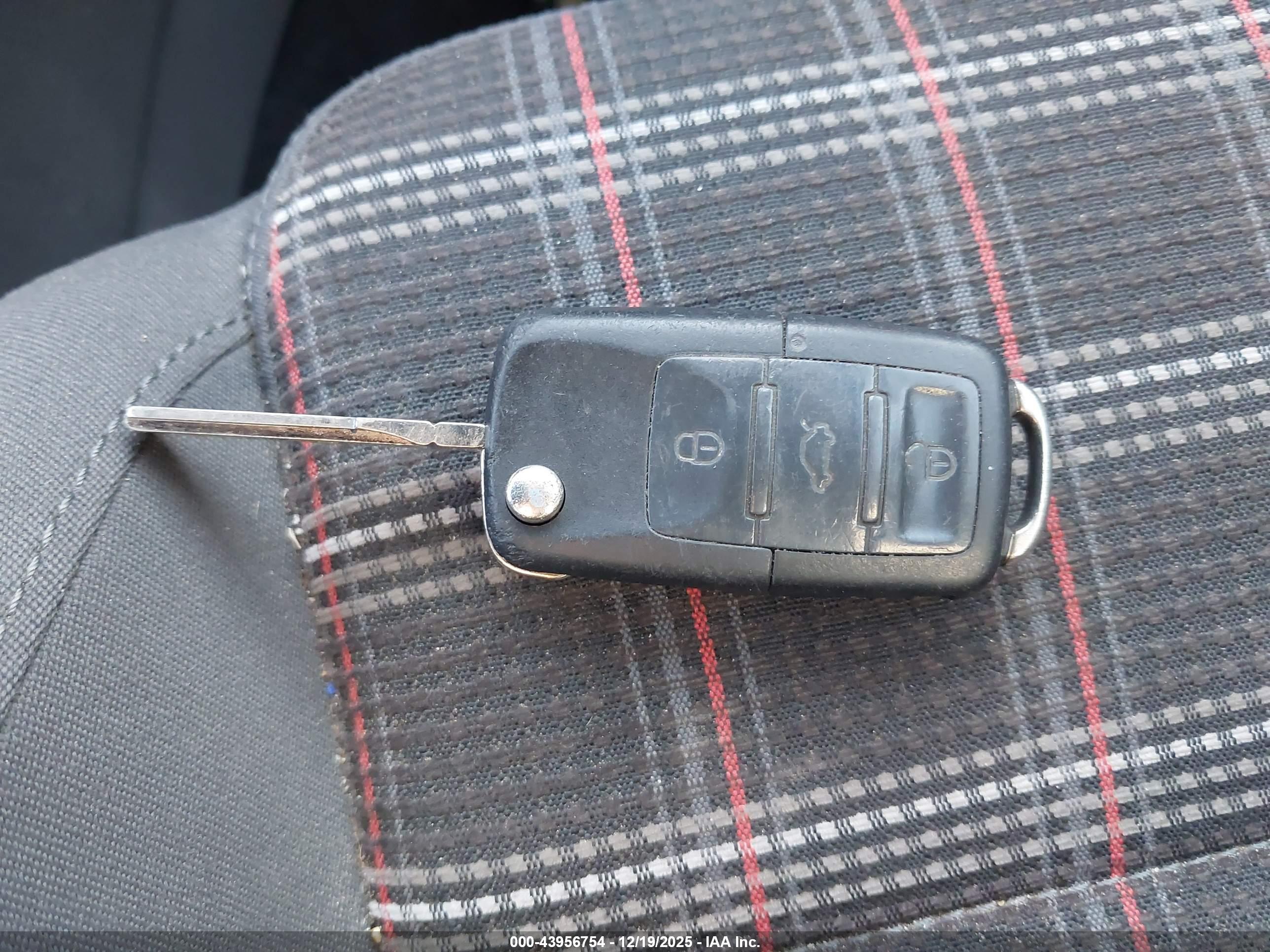 VOLKSWAGEN GTI image 11