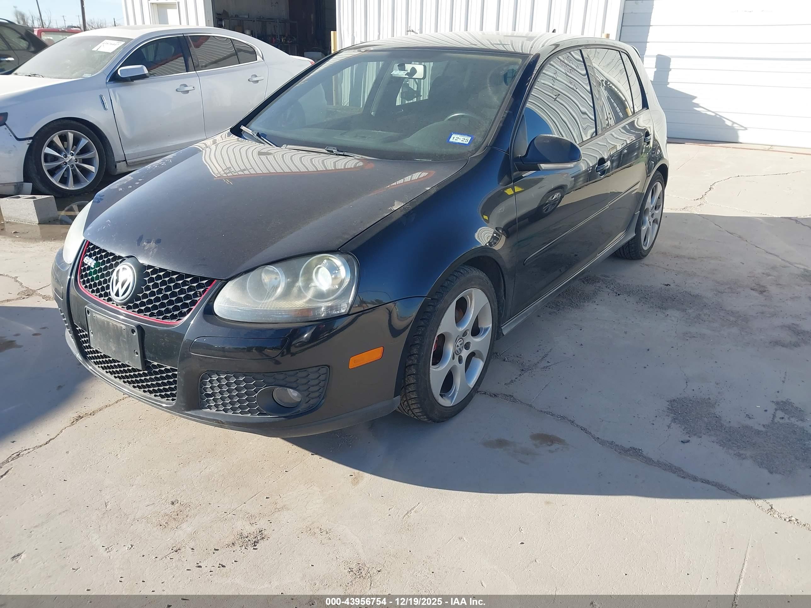 VOLKSWAGEN GTI image 2
