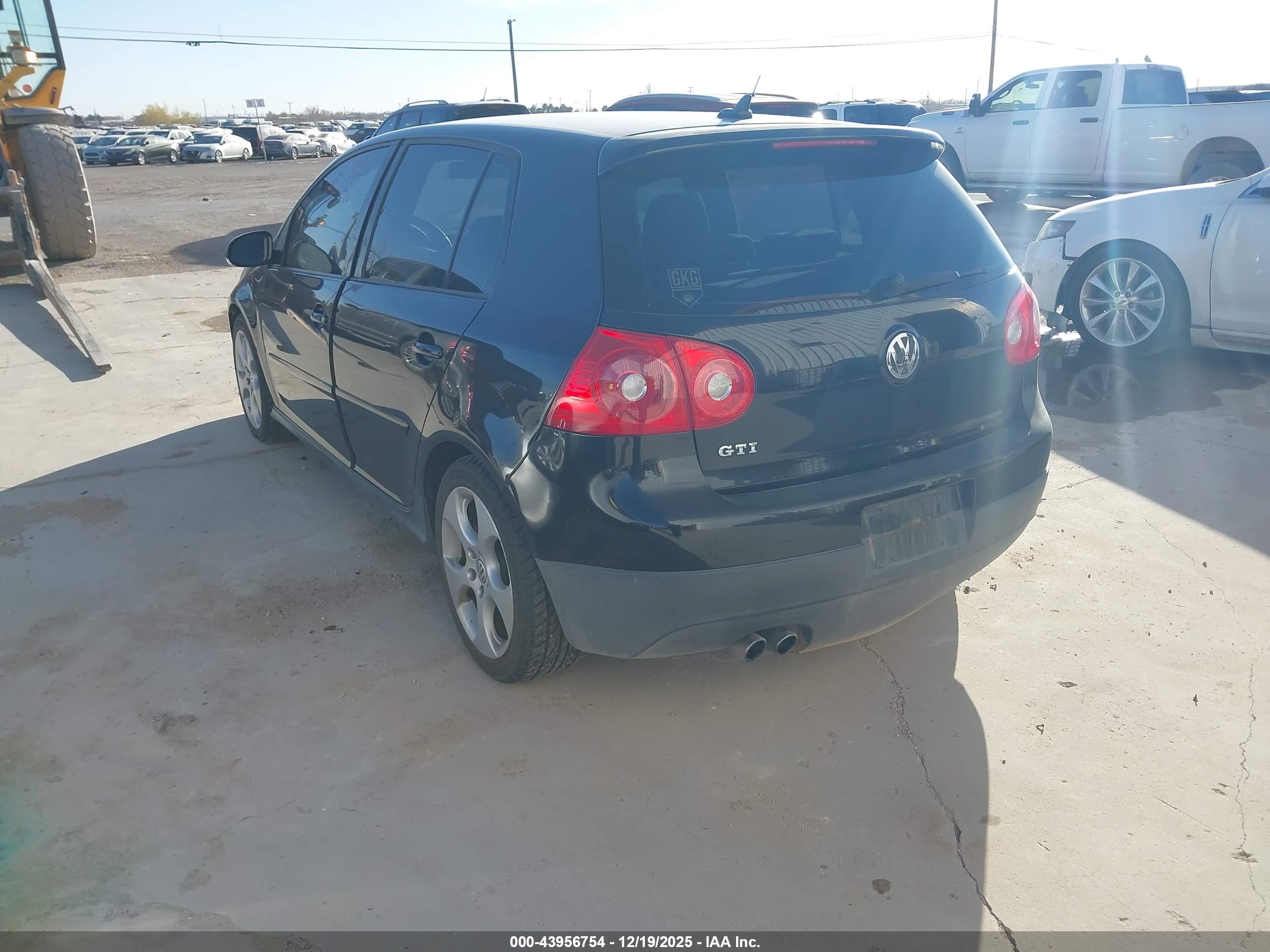 VOLKSWAGEN GTI image 3