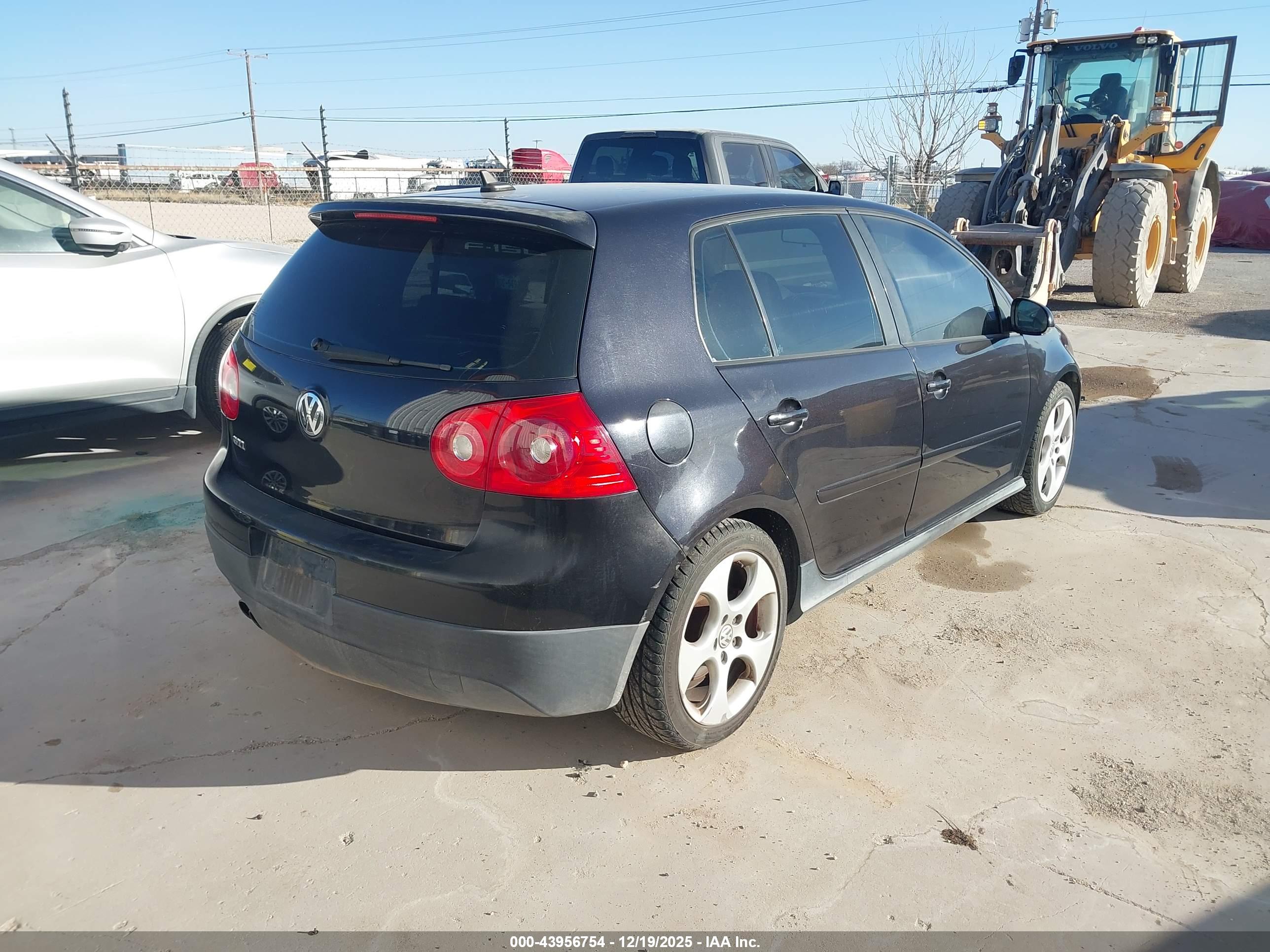 VOLKSWAGEN GTI image 4