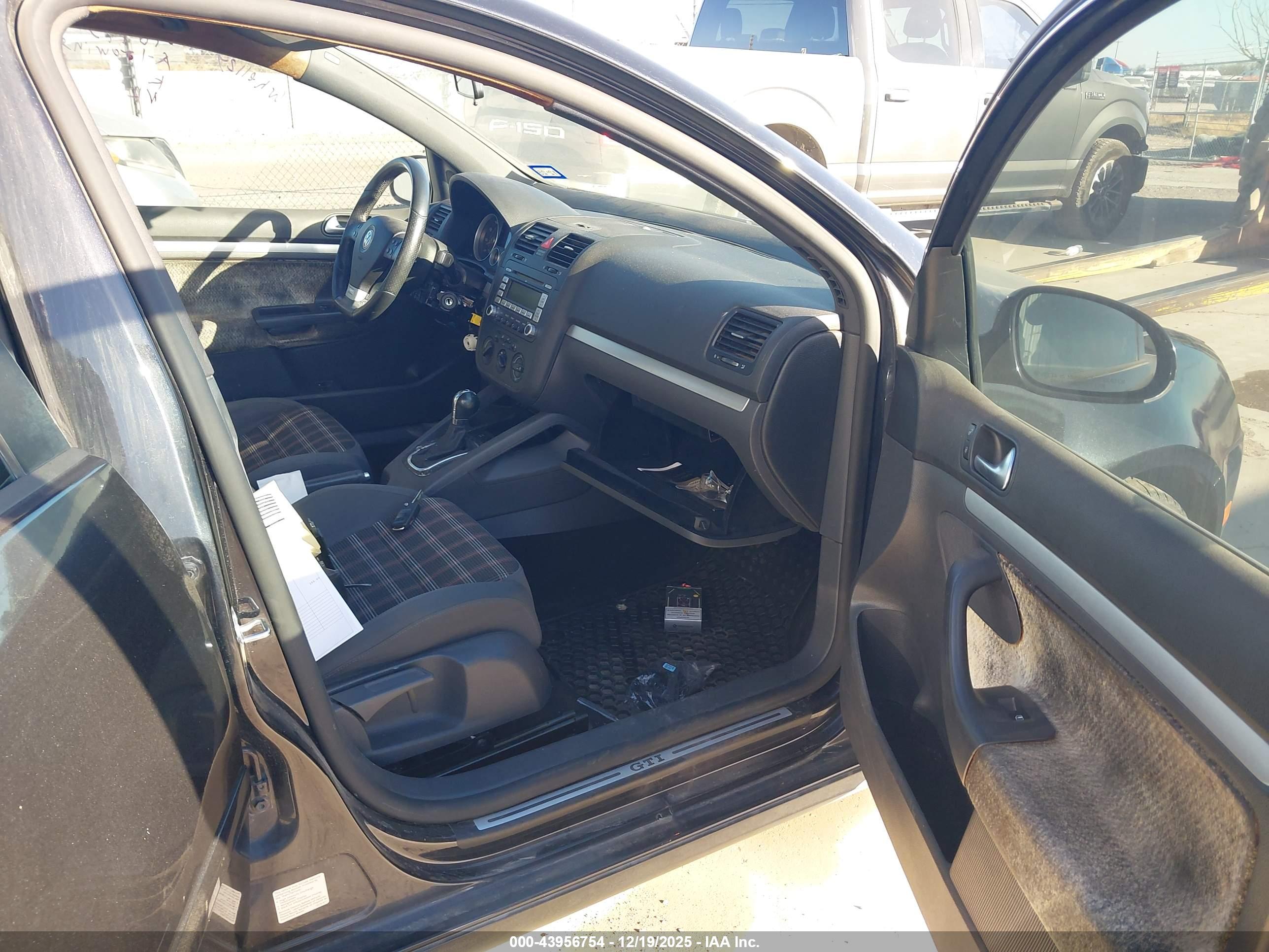 VOLKSWAGEN GTI image 5