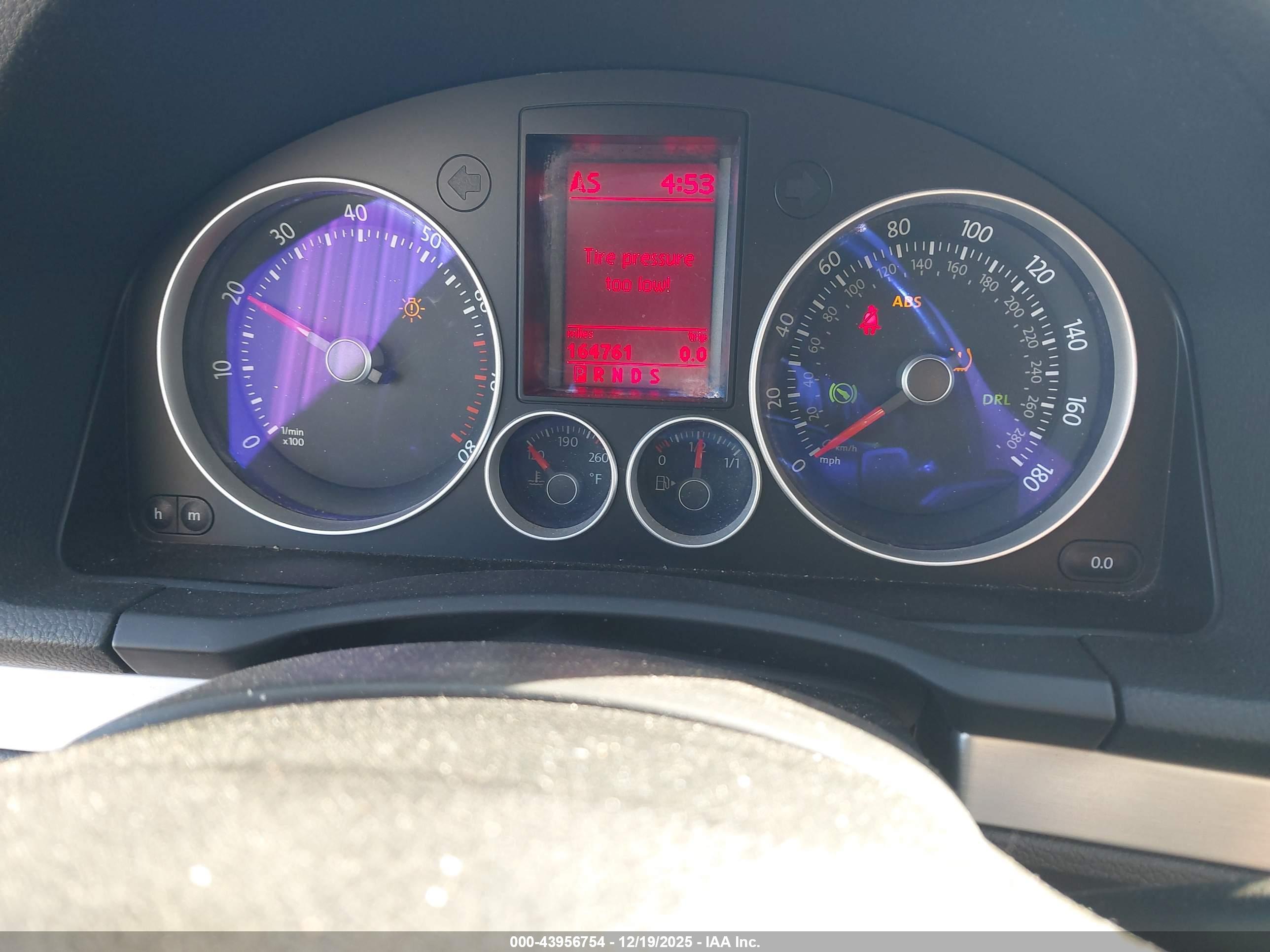 VOLKSWAGEN GTI image 7