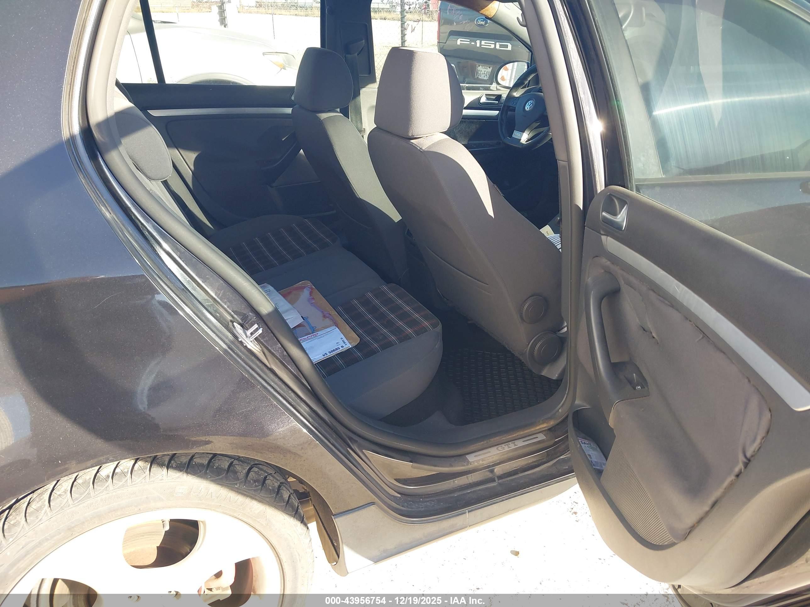 VOLKSWAGEN GTI image 8