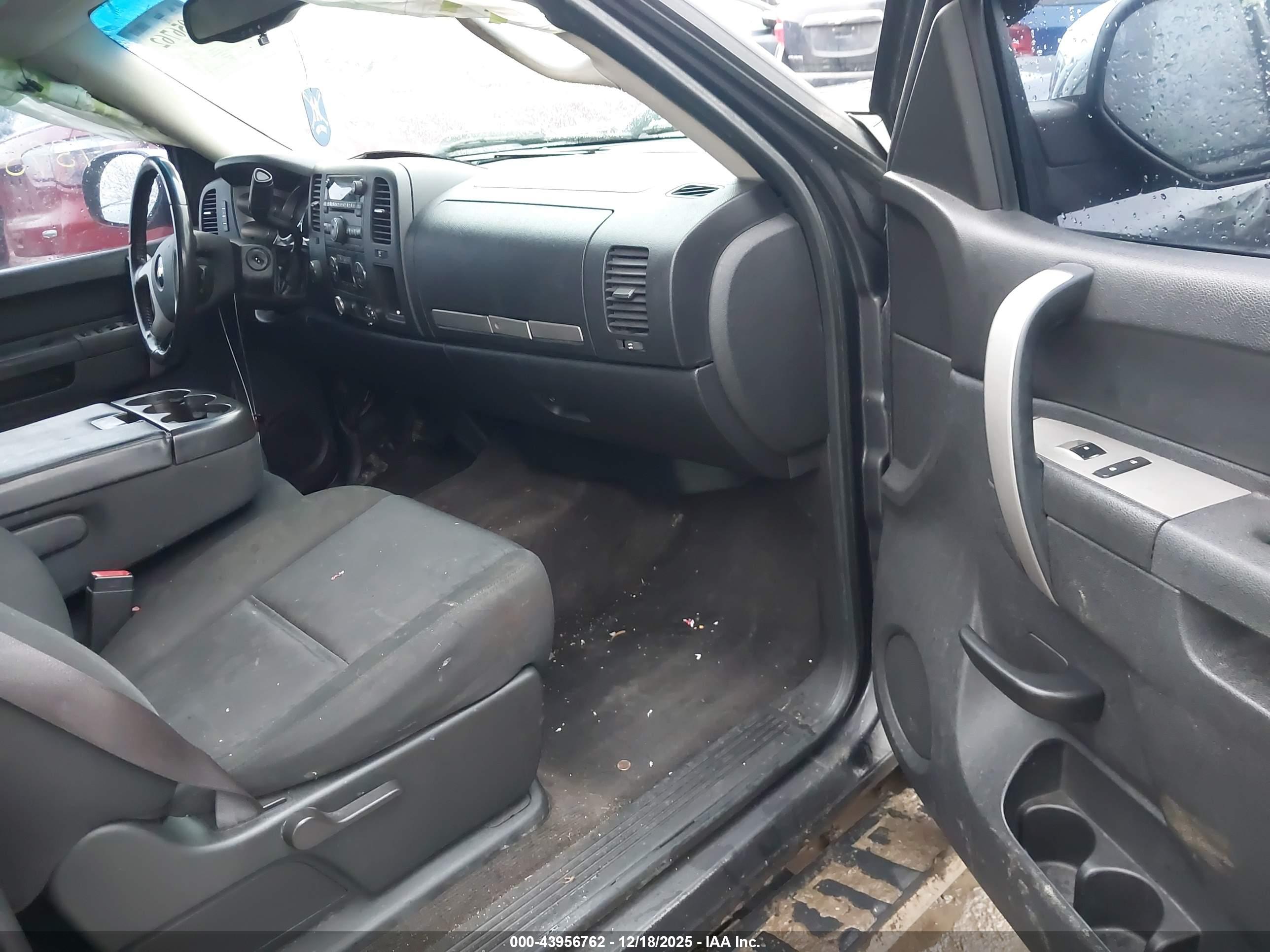 CHEVROLET SILVERADO image 5