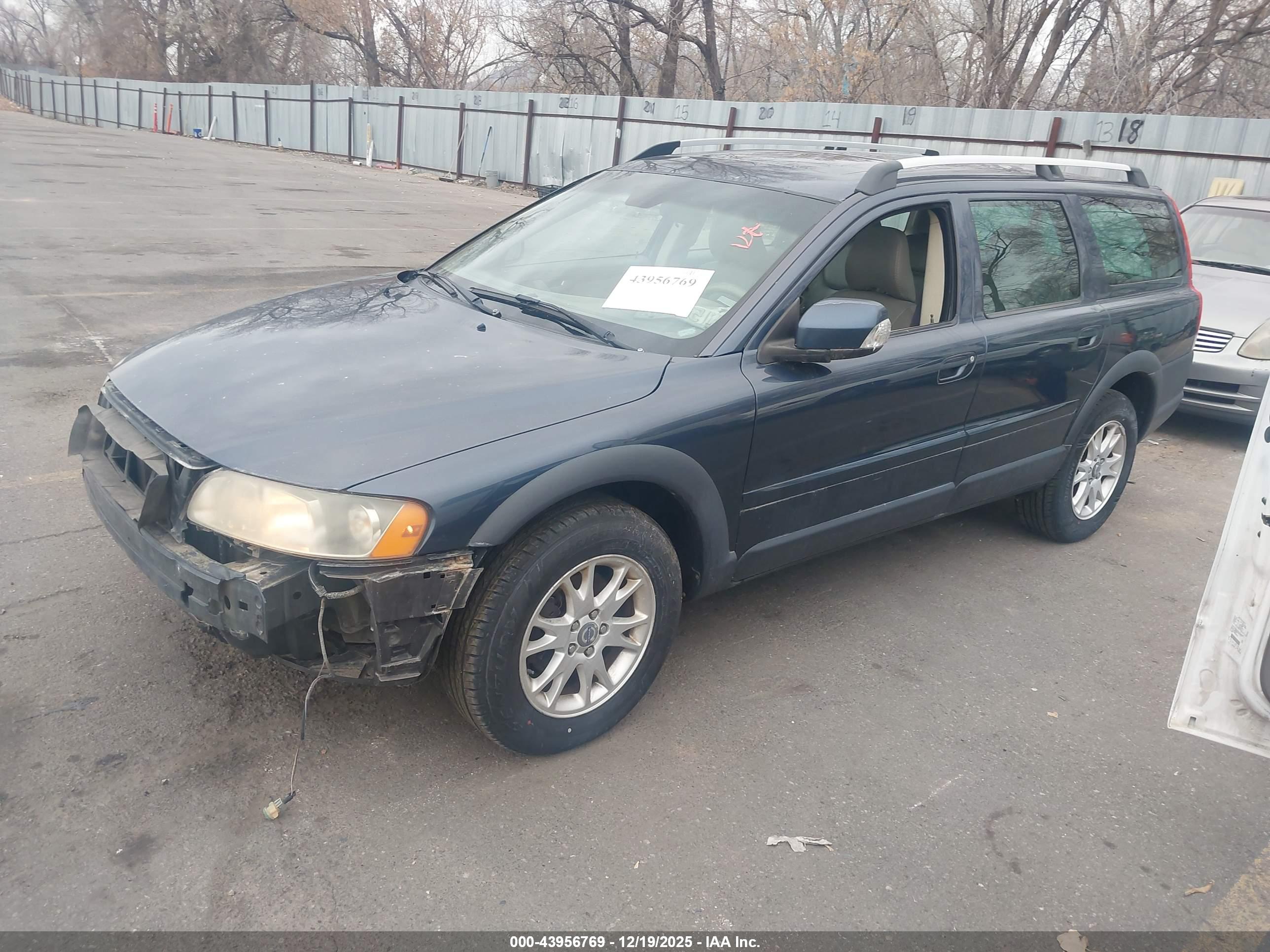 VOLVO XC70 image 2
