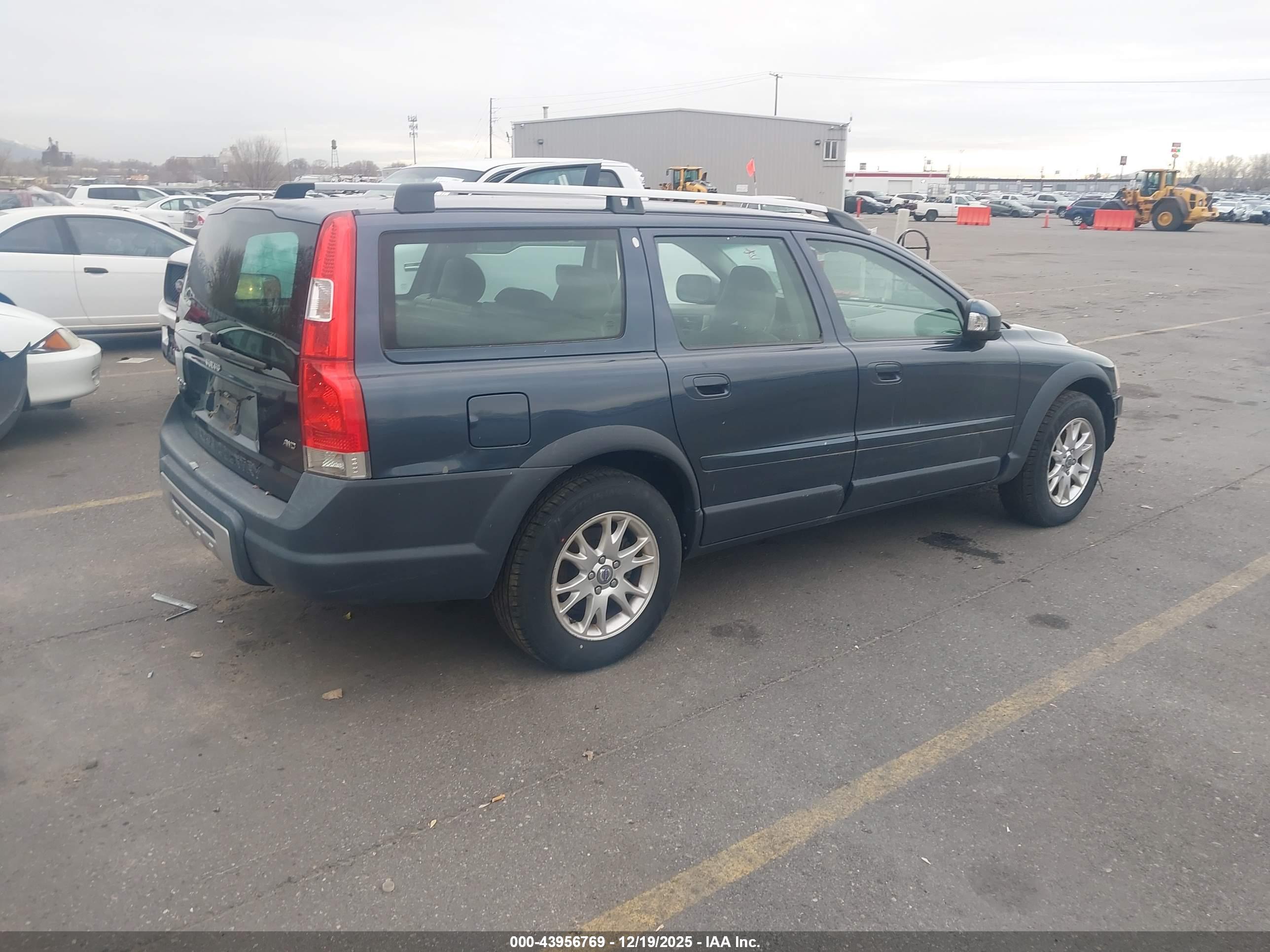 VOLVO XC70 image 4