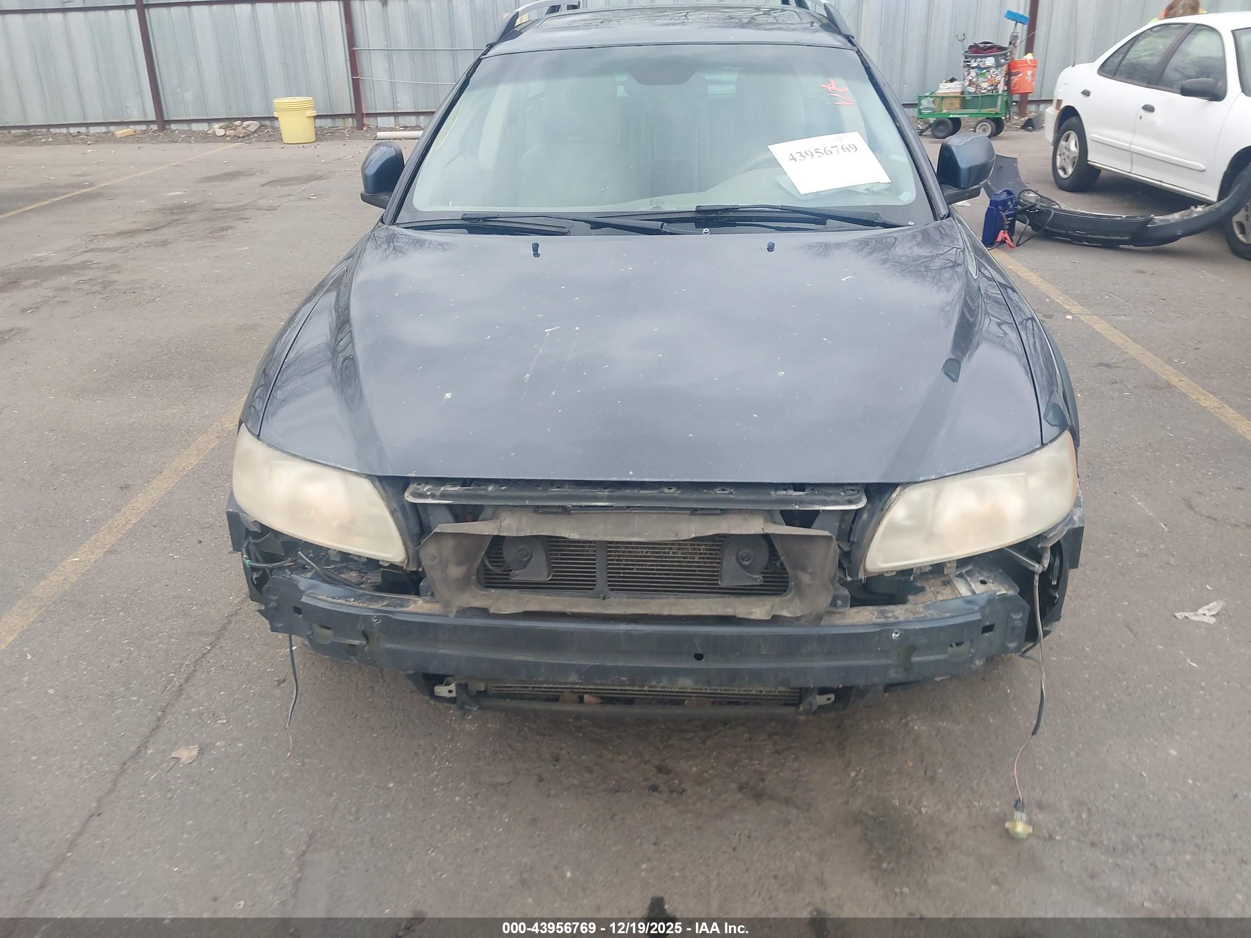 VOLVO XC70 image 6