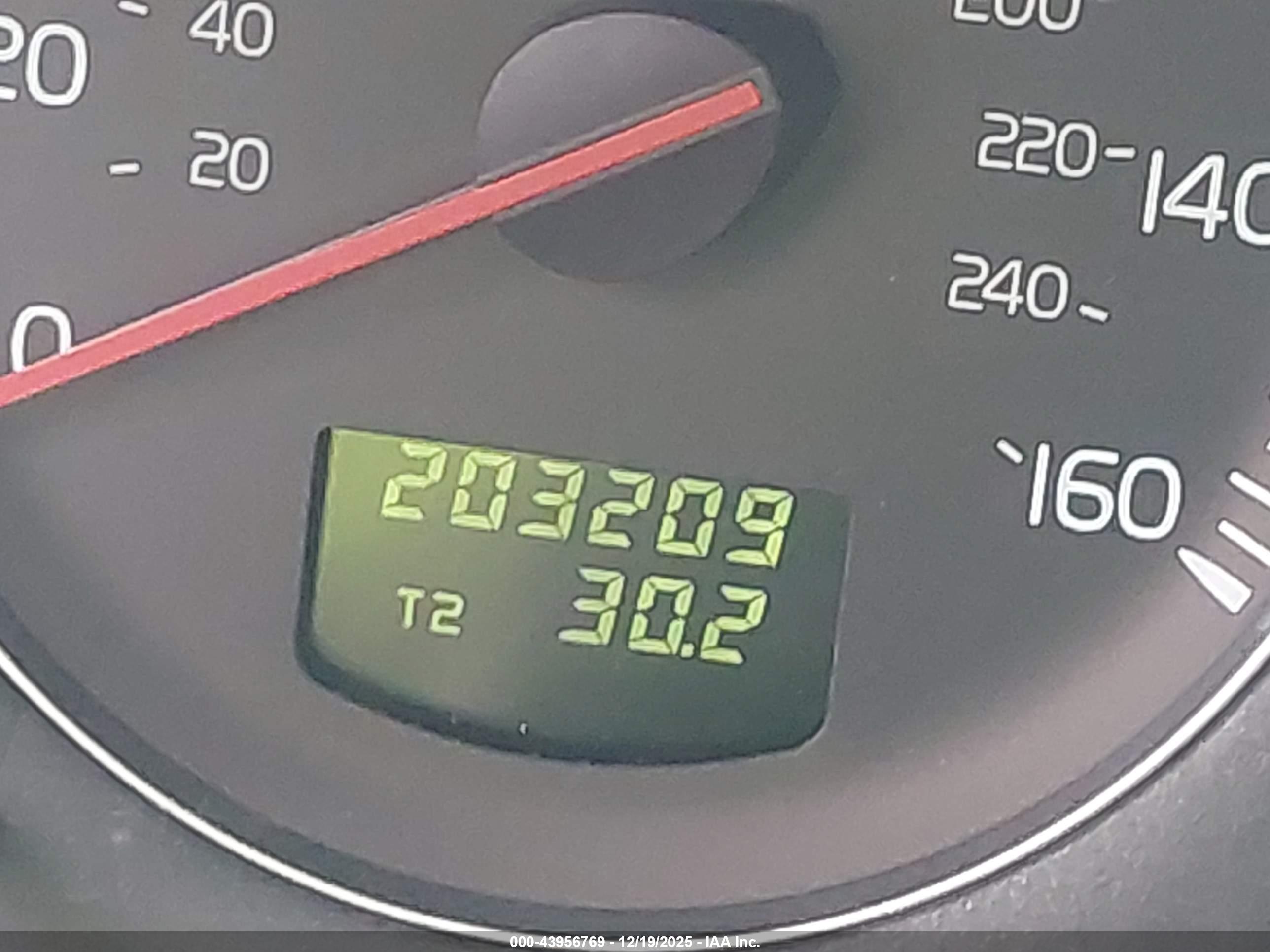 VOLVO XC70 image 7