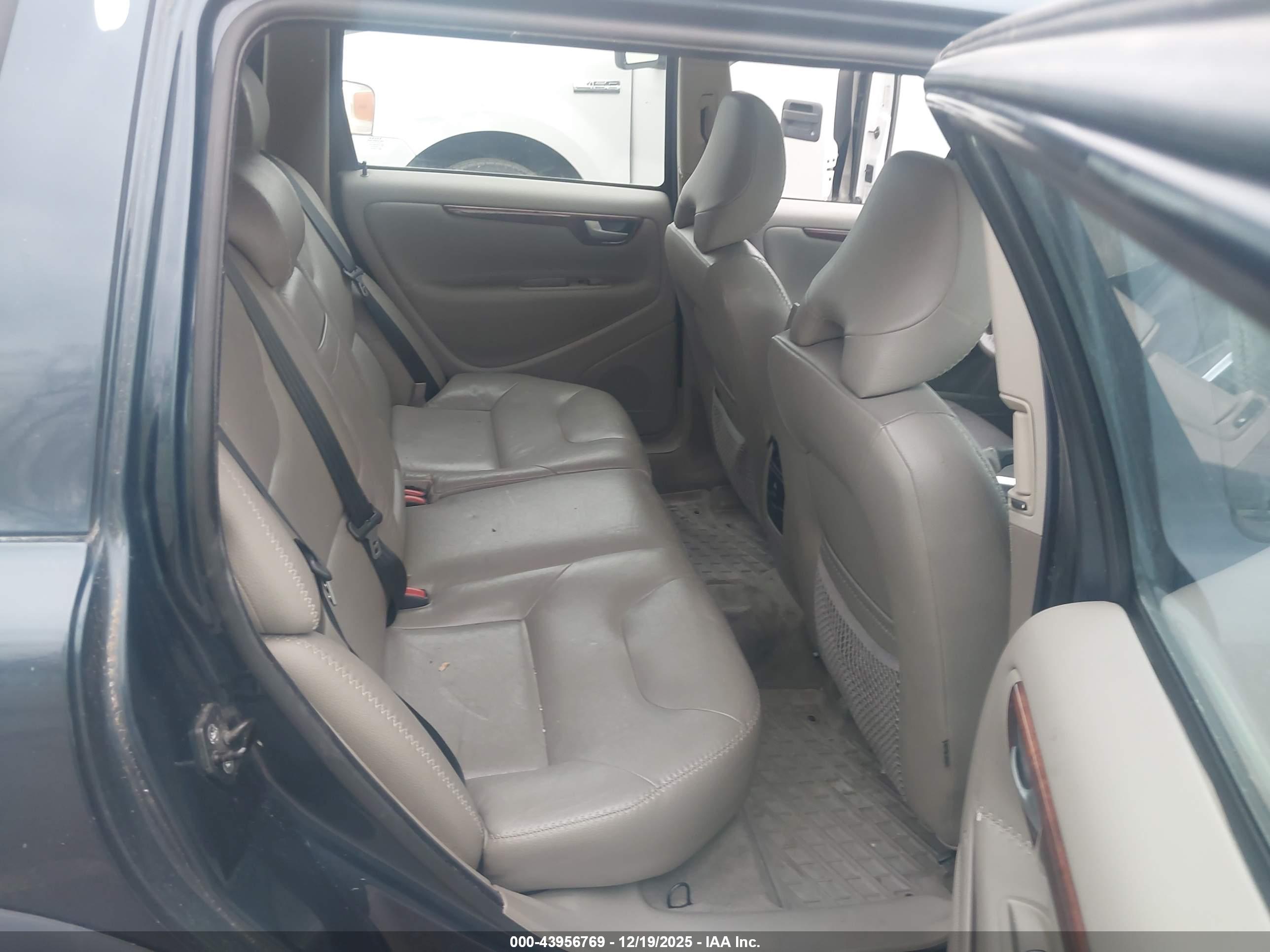 VOLVO XC70 image 8