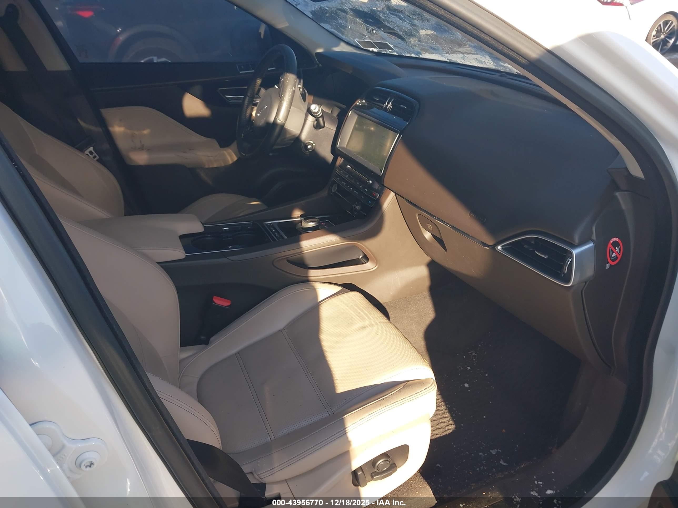 JAGUAR F-PACE image 5