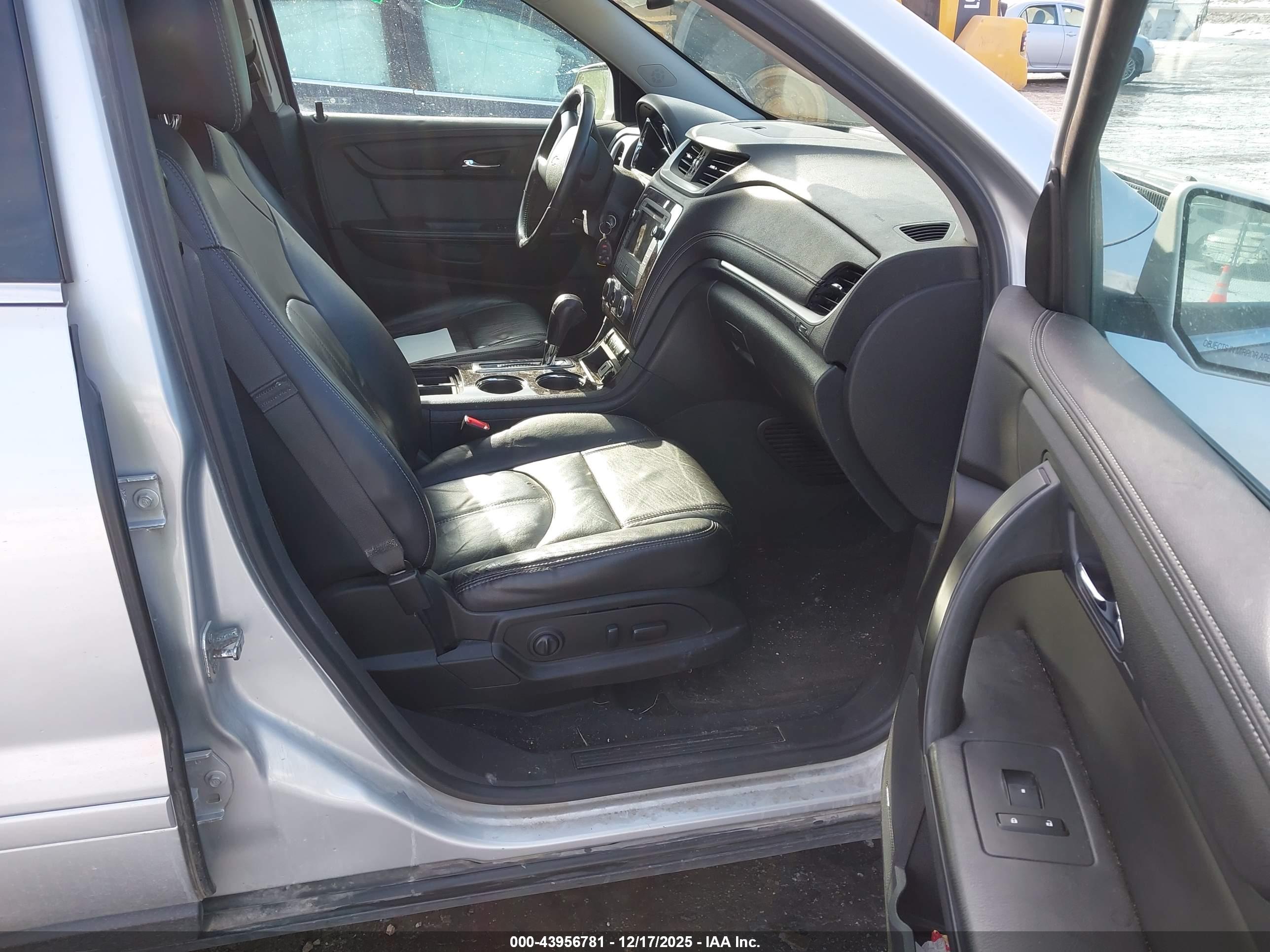 CHEVROLET TRAVERSE image 5