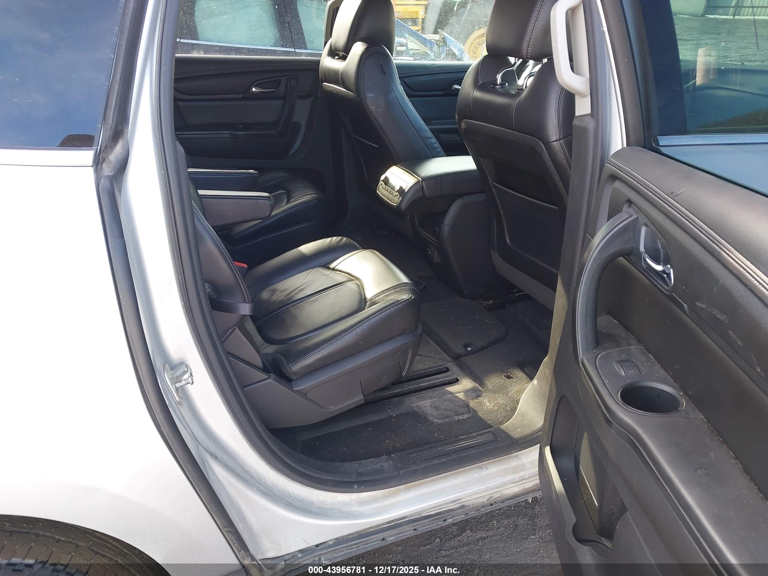 CHEVROLET TRAVERSE image 8