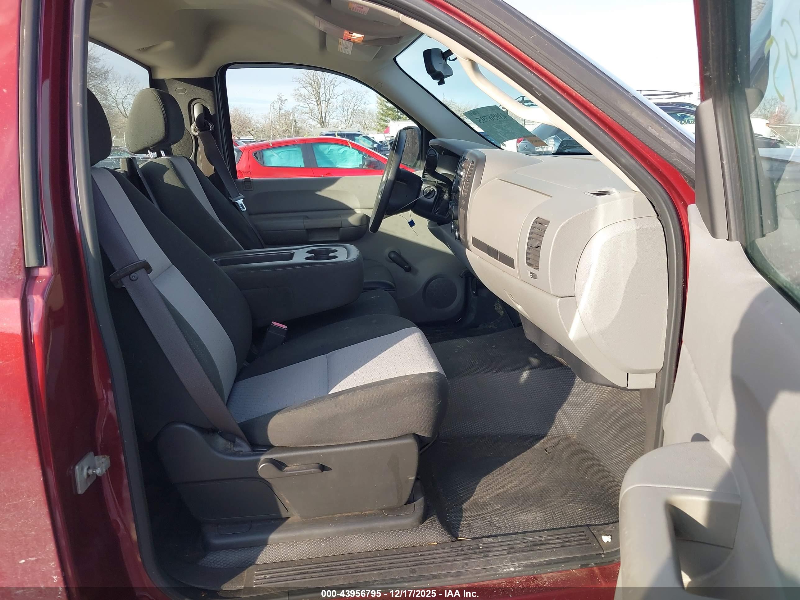 CHEVROLET SILVERADO image 5