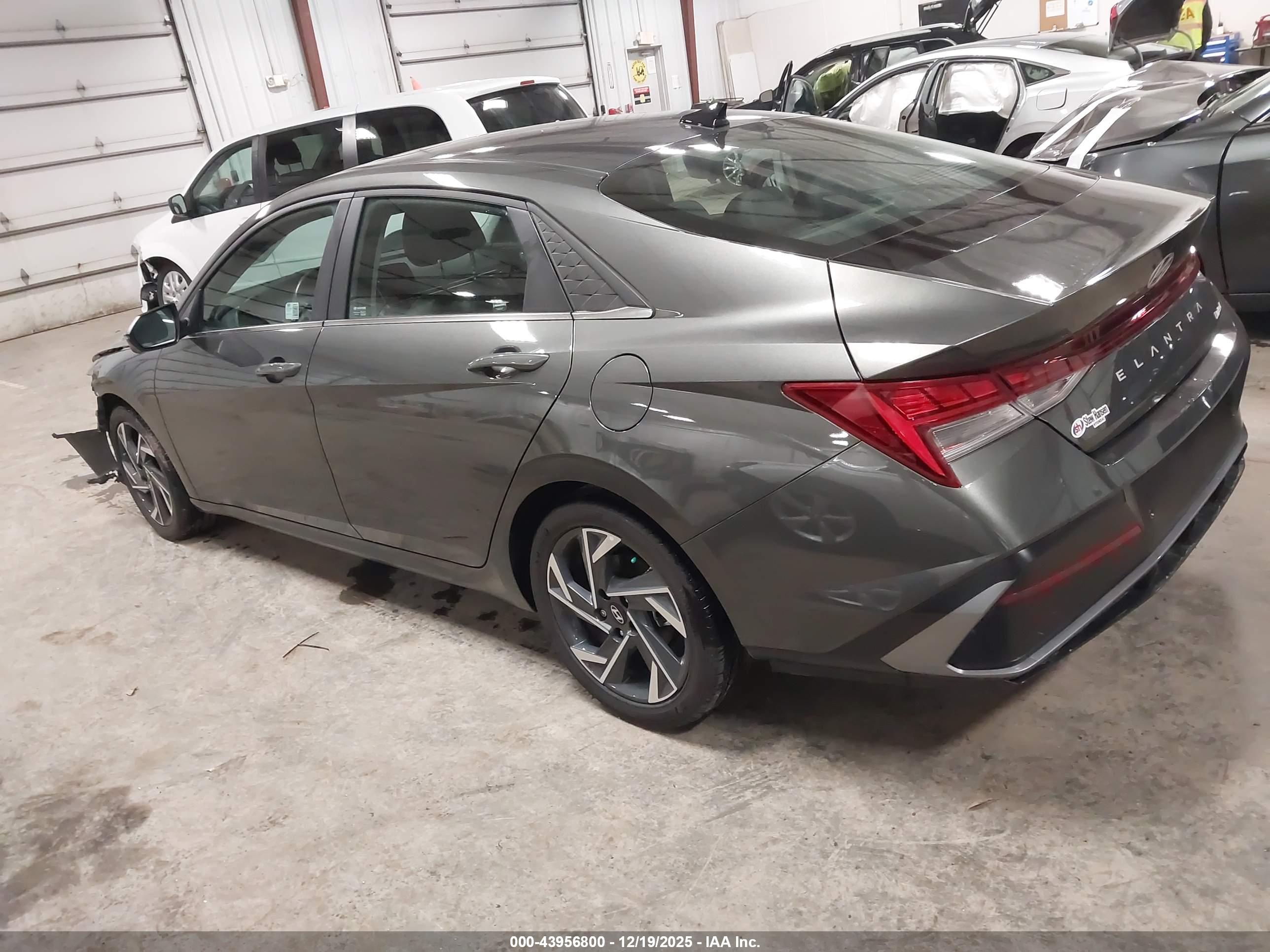 HYUNDAI ELANTRA image 3
