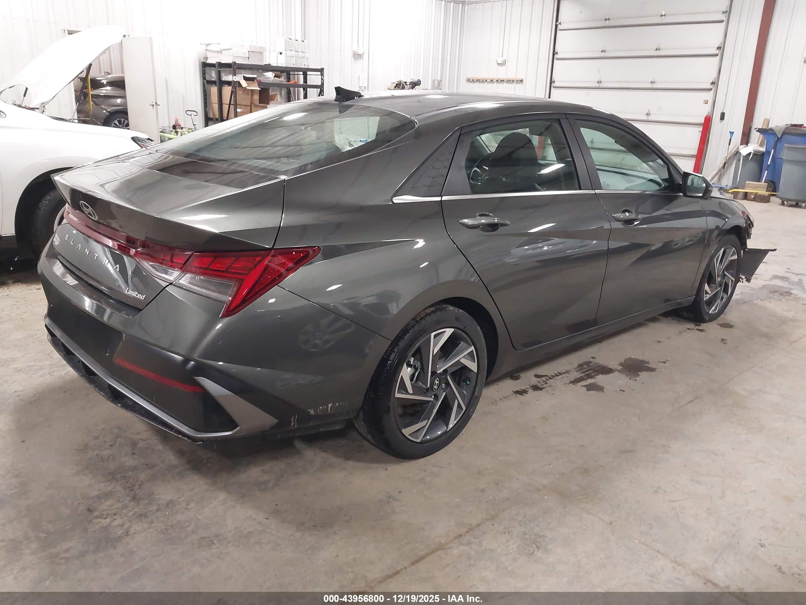HYUNDAI ELANTRA image 4