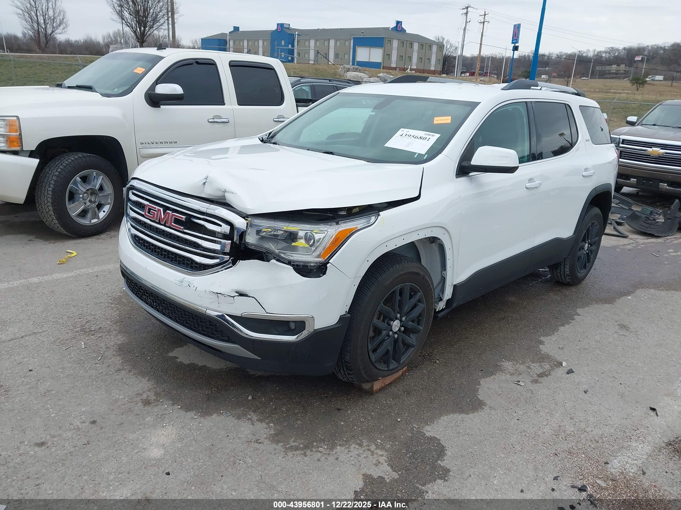 GMC ACADIA image 2