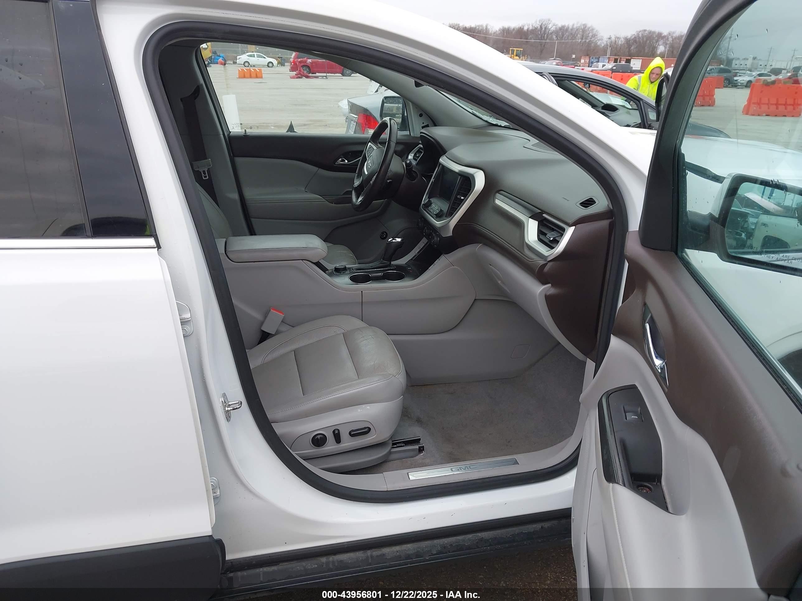 GMC ACADIA image 5
