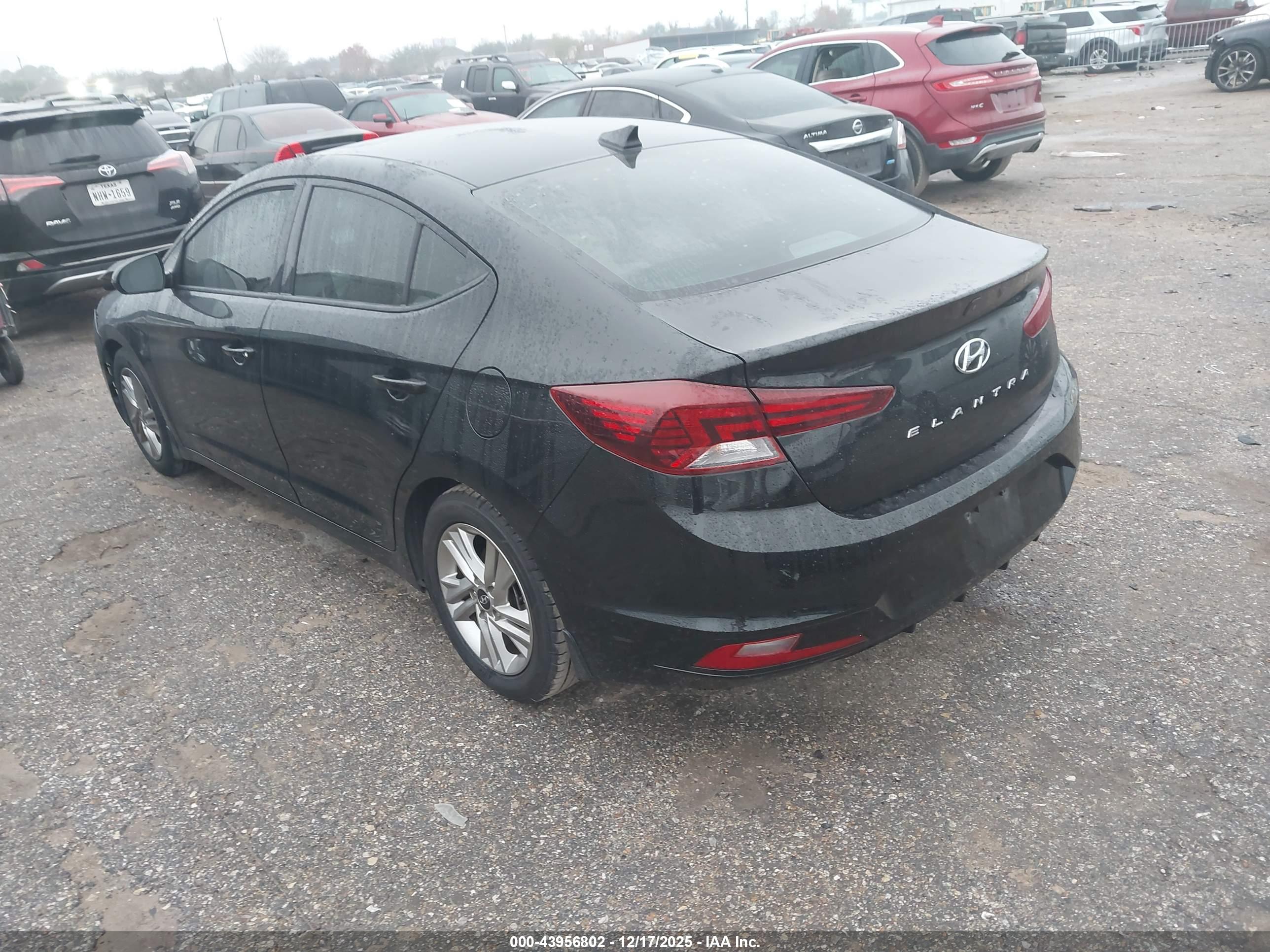 HYUNDAI ELANTRA image 3