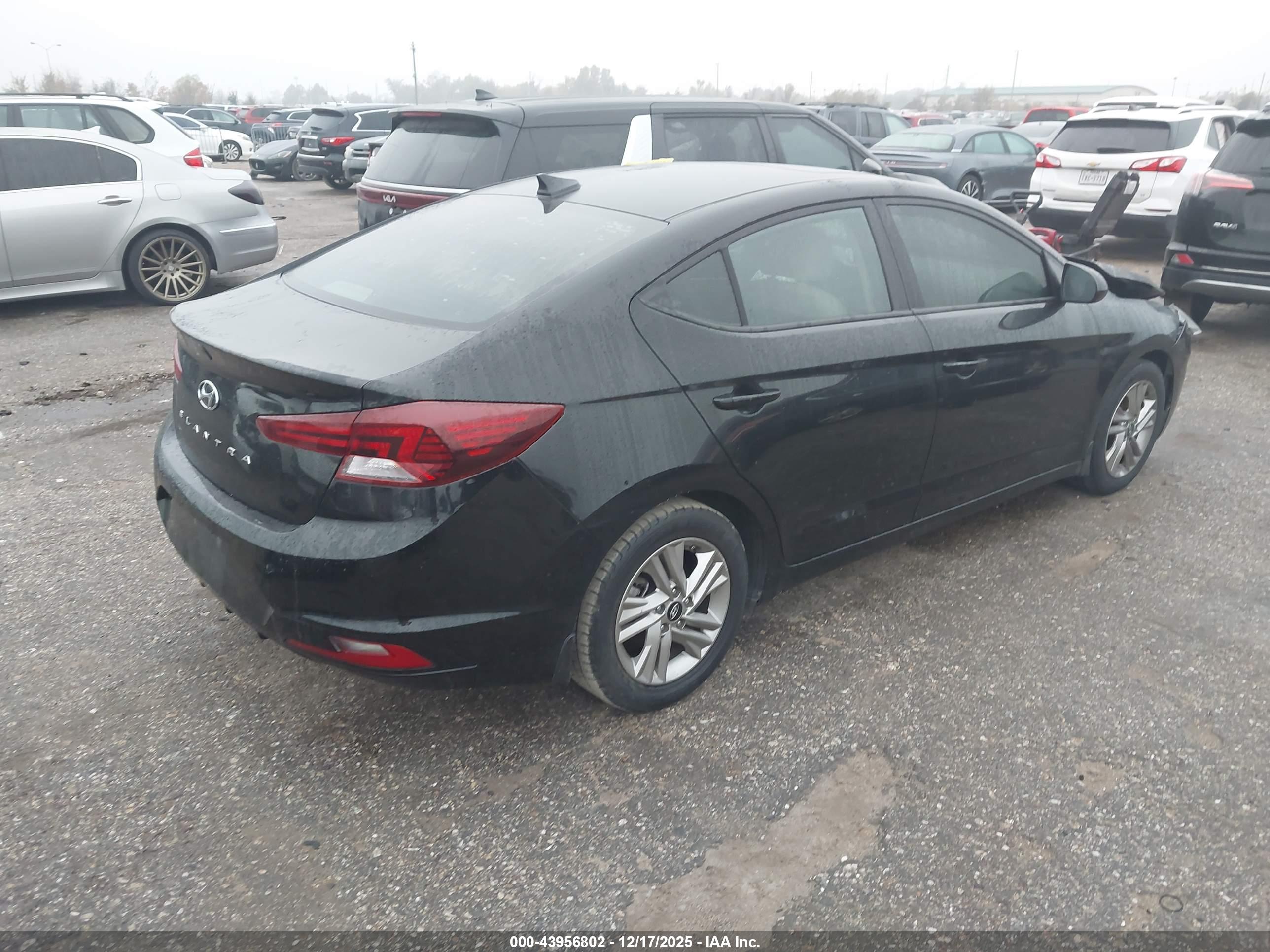 HYUNDAI ELANTRA image 4