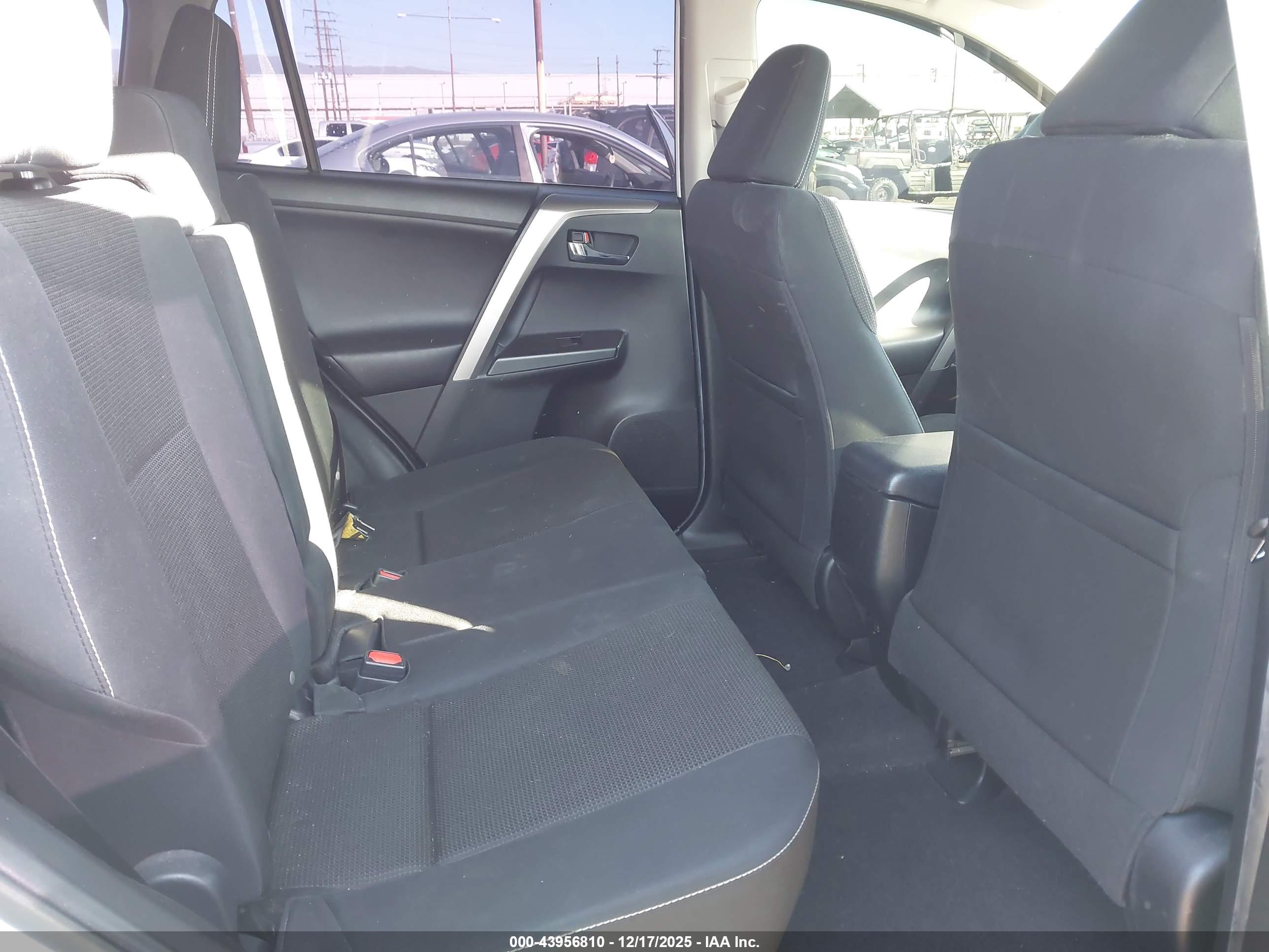 TOYOTA RAV4 image 8