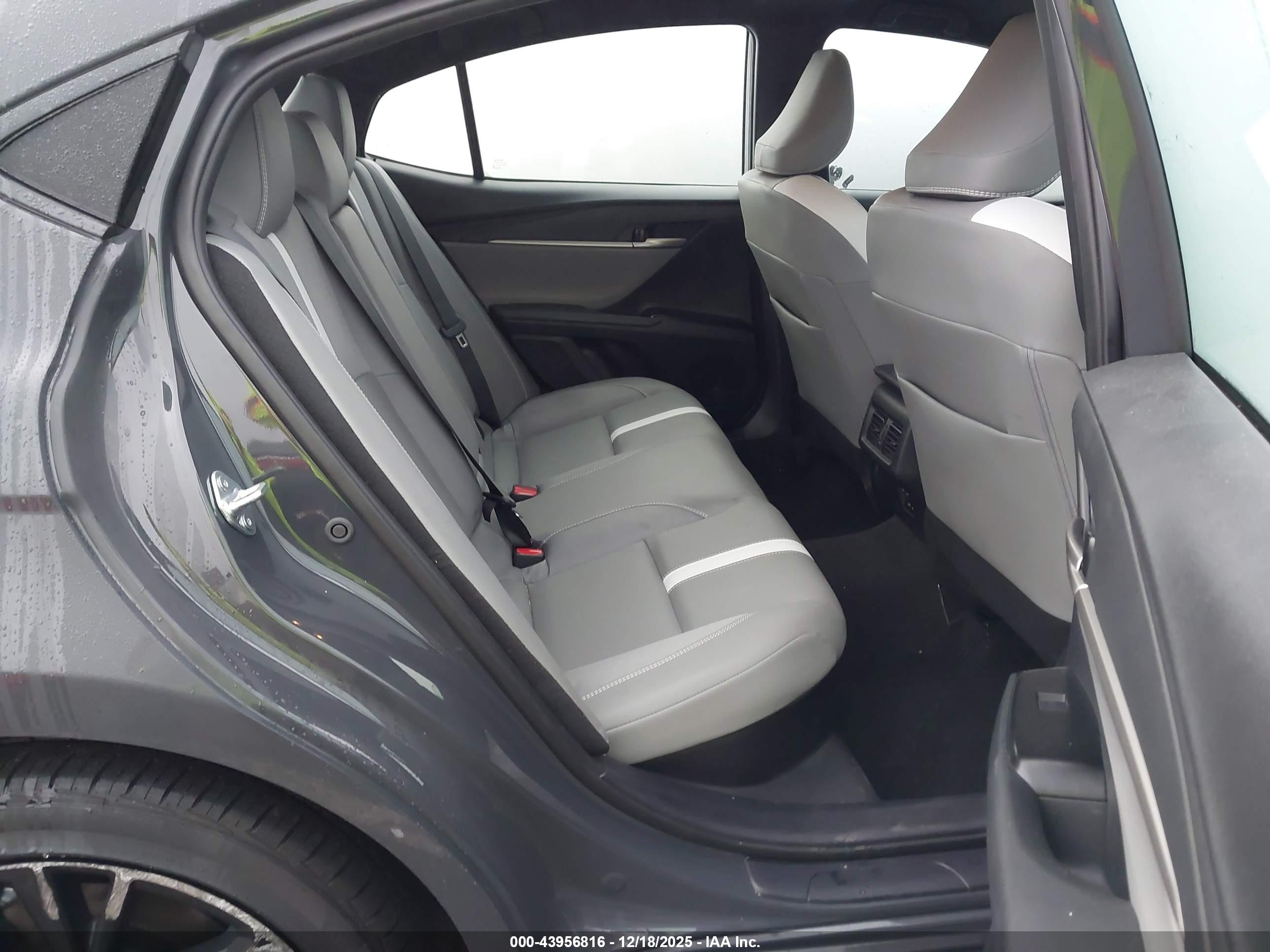 TOYOTA CAMRY image 8