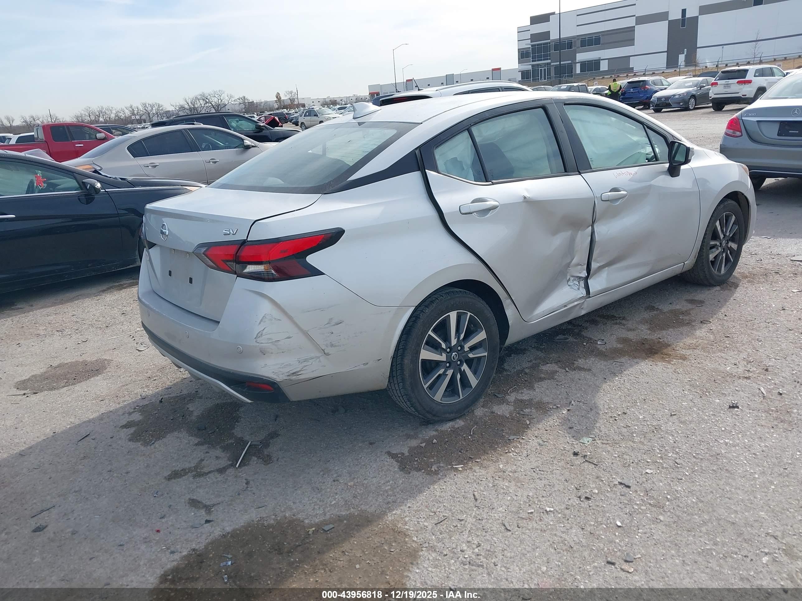 NISSAN VERSA image 4