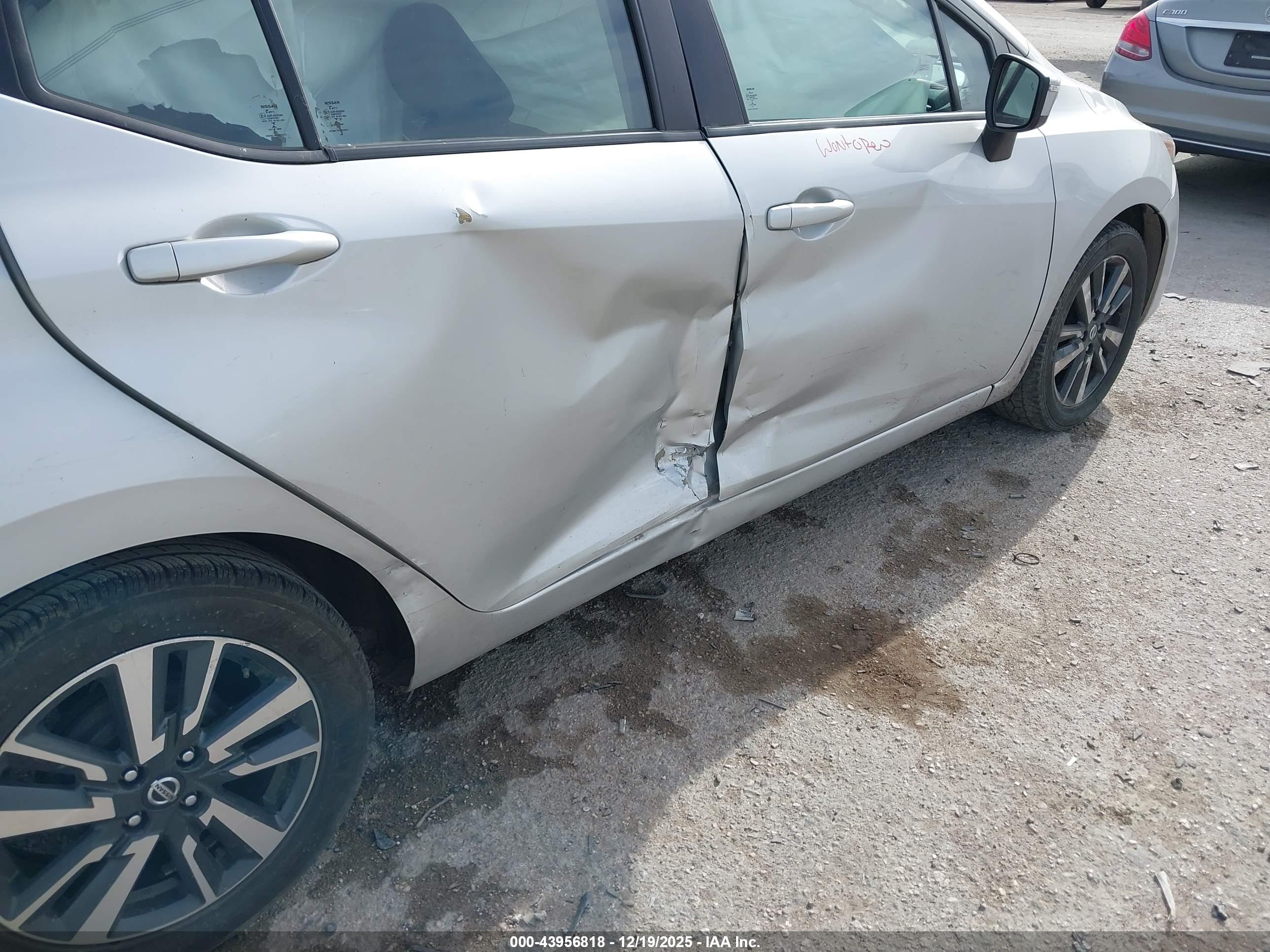 NISSAN VERSA image 6