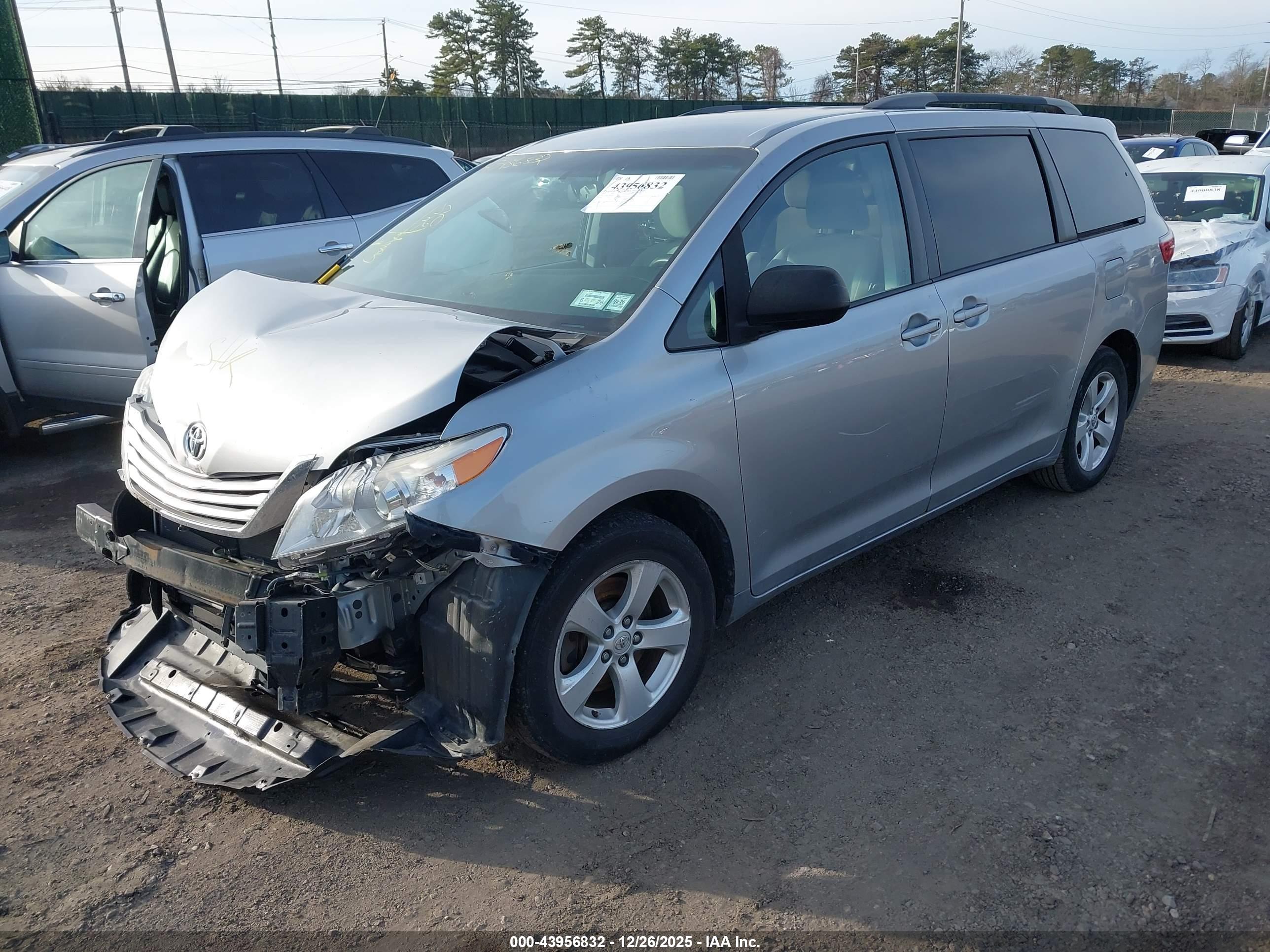 TOYOTA SIENNA image 2